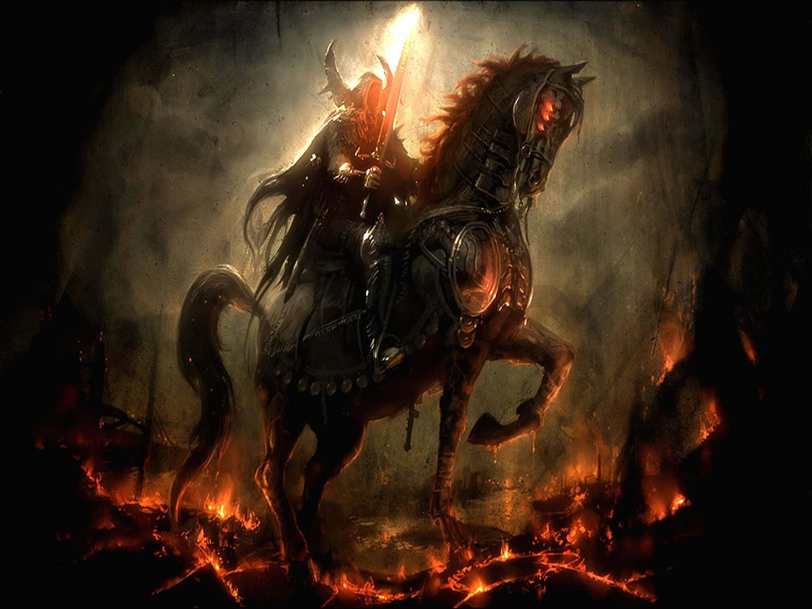 Warrior HD 桌布 壁紙 — 一位身穿鎧甲的黑暗騎士騎著戰馬，在烈火戰場上傲然挺立，舉起發光的劍，指向煙霧瀰漫的夜空。