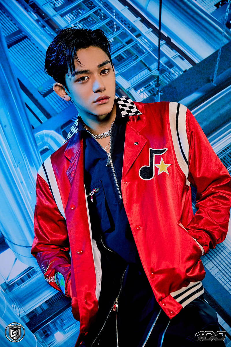 Nct 桌布 壁紙 — 一位身穿閃亮紅色外套、帶有音樂符號標誌的年輕男子，自信地站在未來主義的藍色城市背景下。