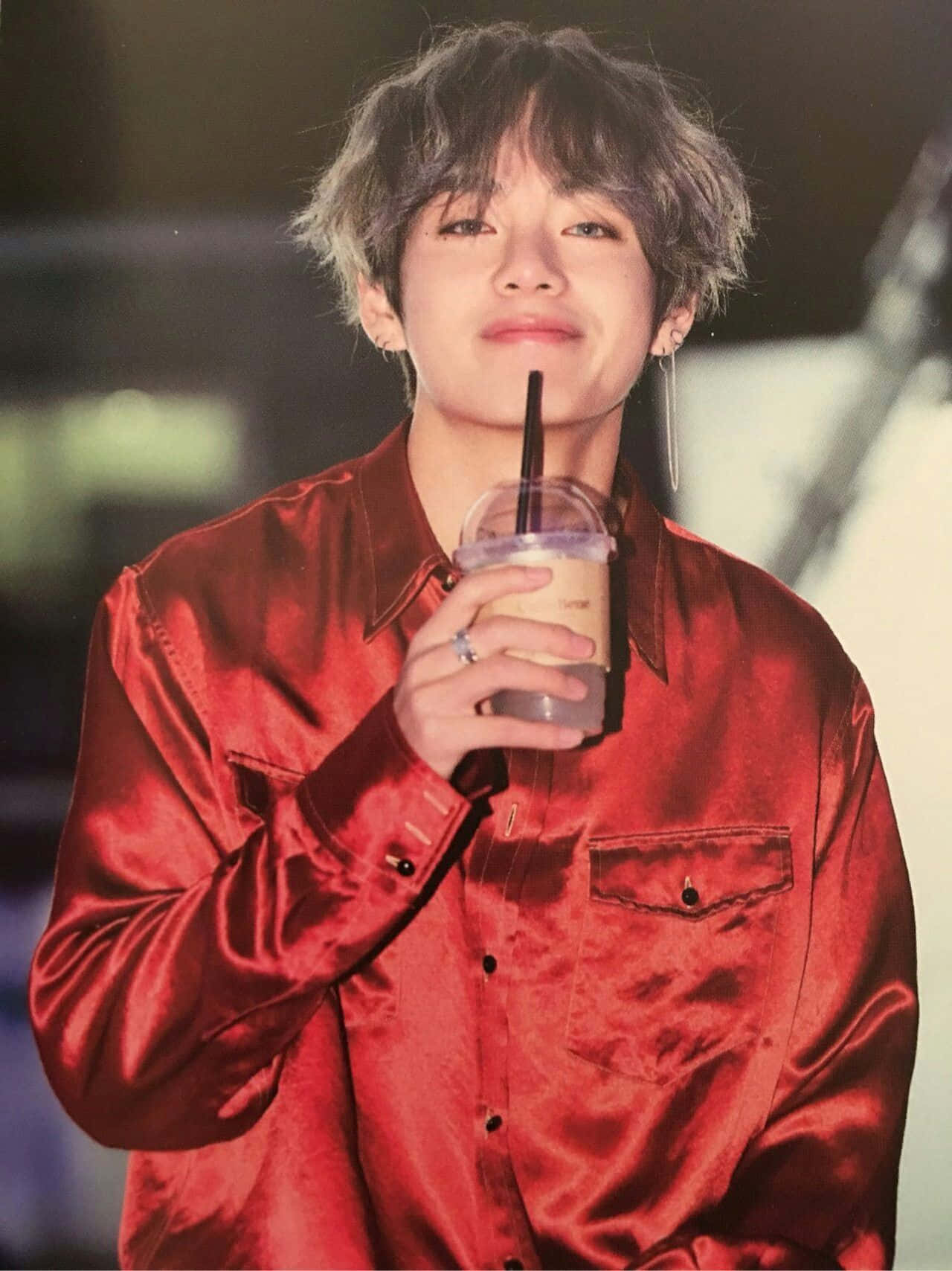 Taehyung Cute 桌布 壁紙 — 一位身穿閃亮紅襯衫的年輕男子微笑著，手持一杯附有吸管的飲料。