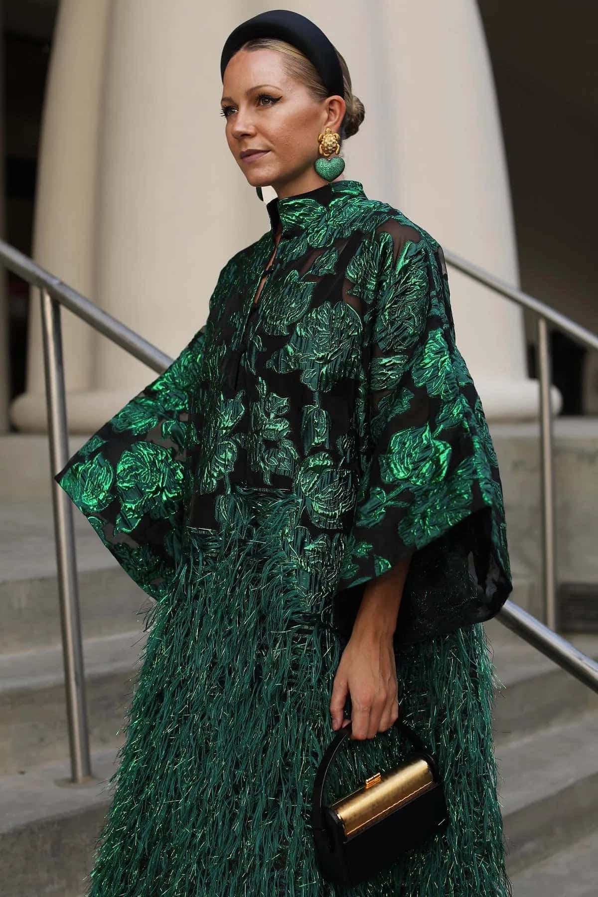 Green Fashion 桌布 壁紙 — 一位身穿閃亮翠綠色花卉和服（帶流蘇）的女性，站在現代欄杆旁的石階上。