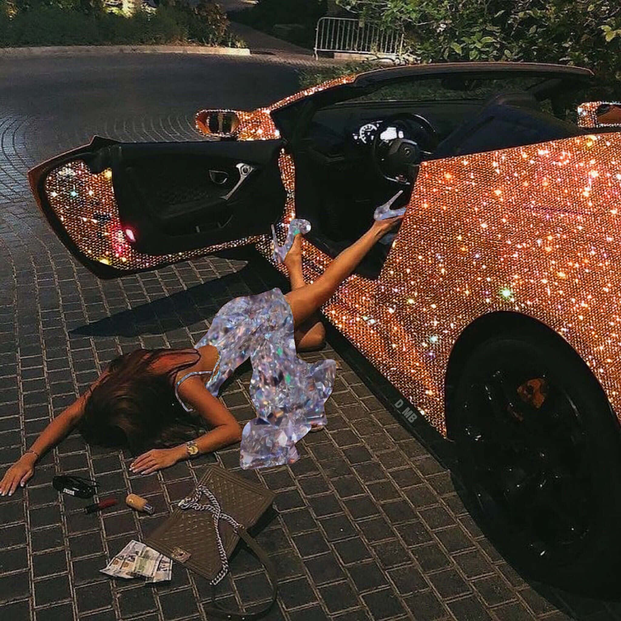 Boujee Aesthetic 桌布 壁紙 — 一位身穿閃亮連衣裙的女性在黃昏時分躺在鋪砌的道路上，旁邊是一輛覆蓋著亮粉的敞篷車。