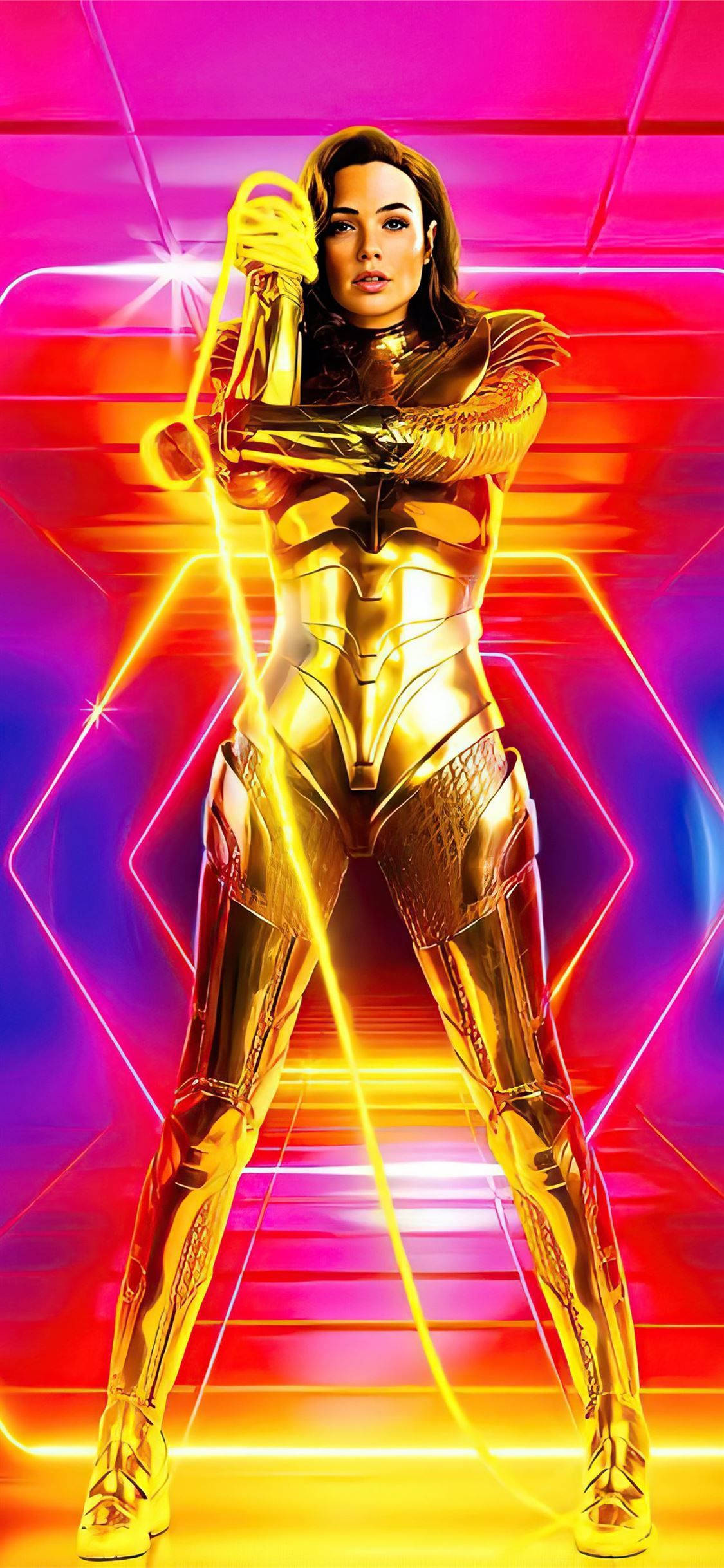 Wonder Woman 1984 桌布 壁紙 — 一位身穿閃亮金色套裝的女性，在充滿活力的粉紅色和紫色霓虹網格背景下，擺出姿勢，散發出發光的黃色能量光束。