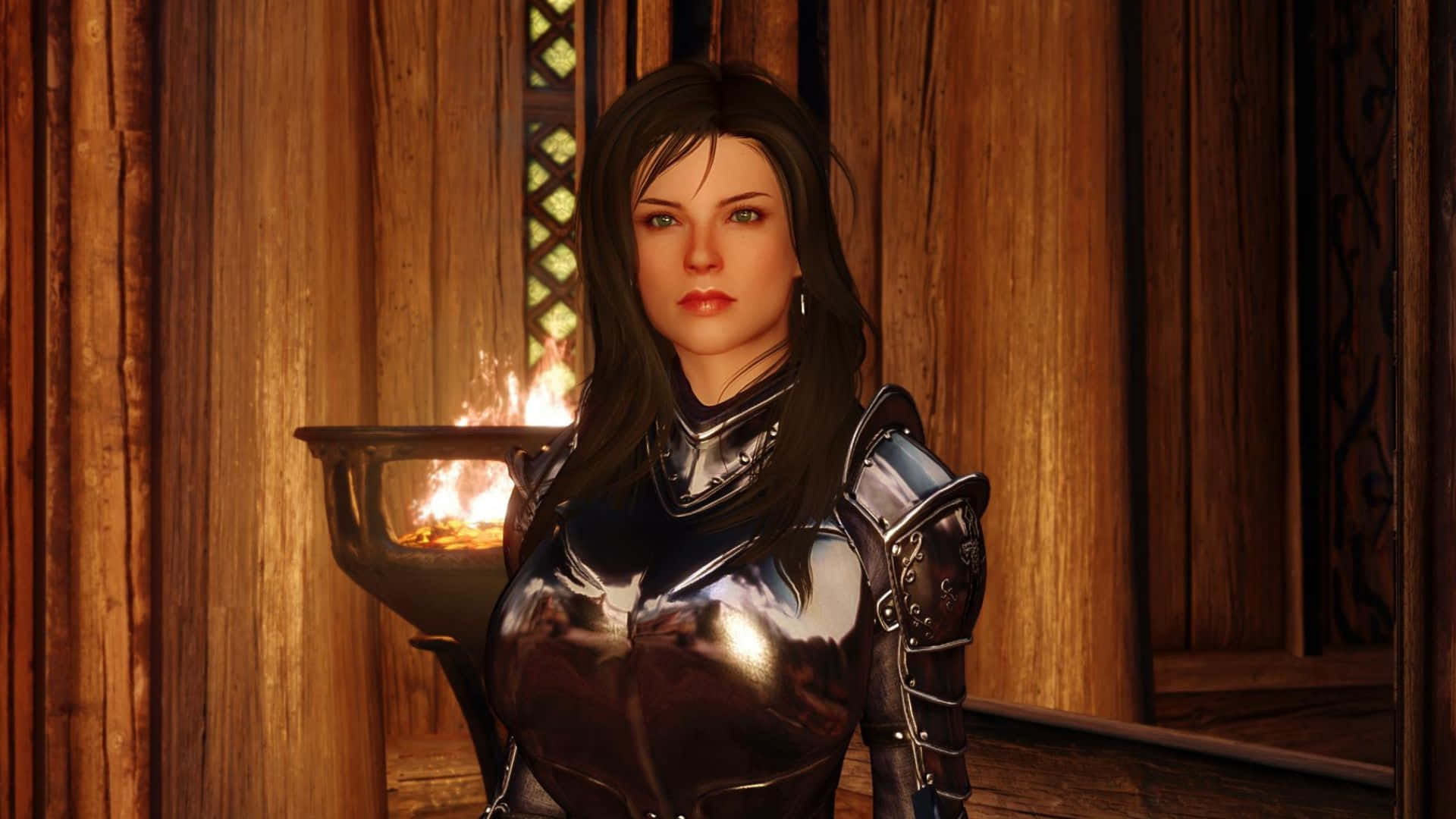 Skyrim Lydia 桌布 壁紙 — 一位身穿閃亮銀色盔甲的女騎士站在一個木製房間裡，身後的炭火盆中燃燒著火焰。