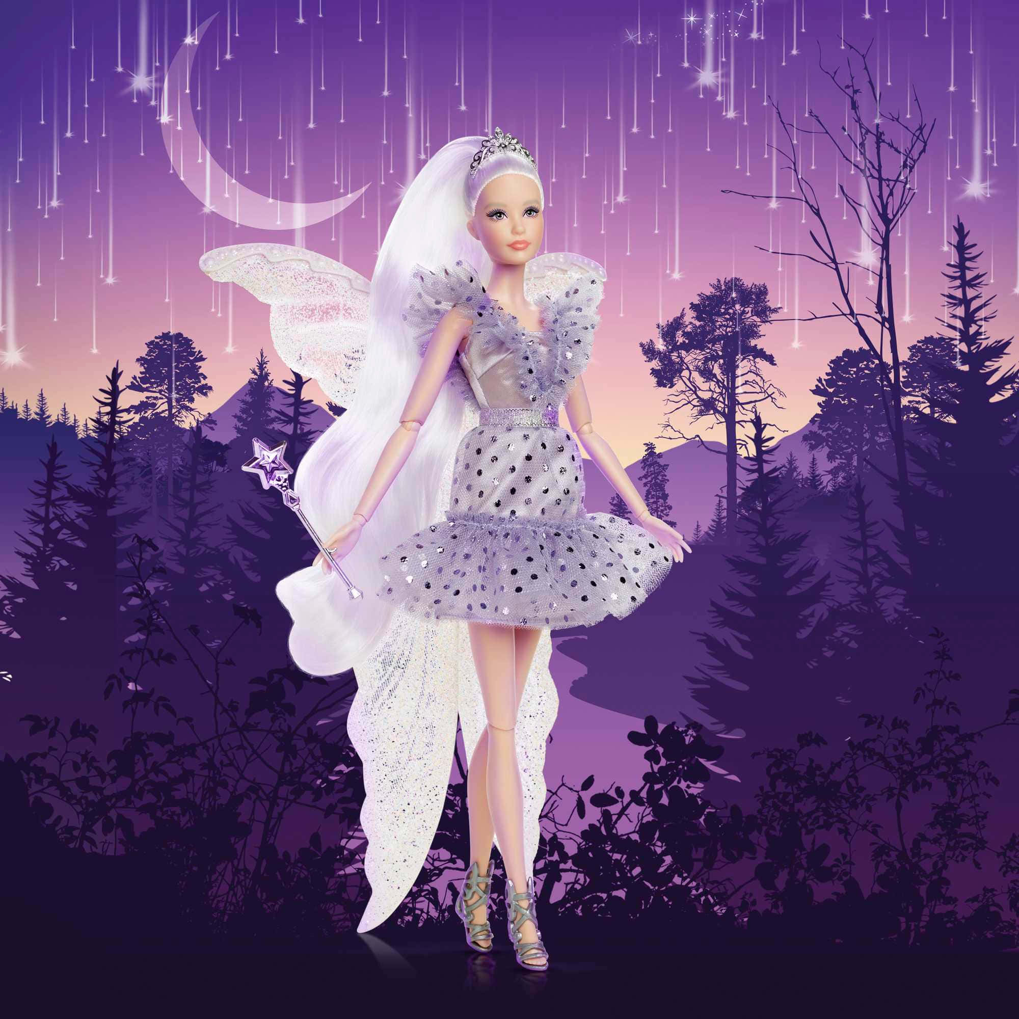 Tooth Fairy 桌布 壁紙 — 一位身穿閃亮銀色連衣裙的芭比仙子，站在紫色暮光森林中，新月和流星之下。