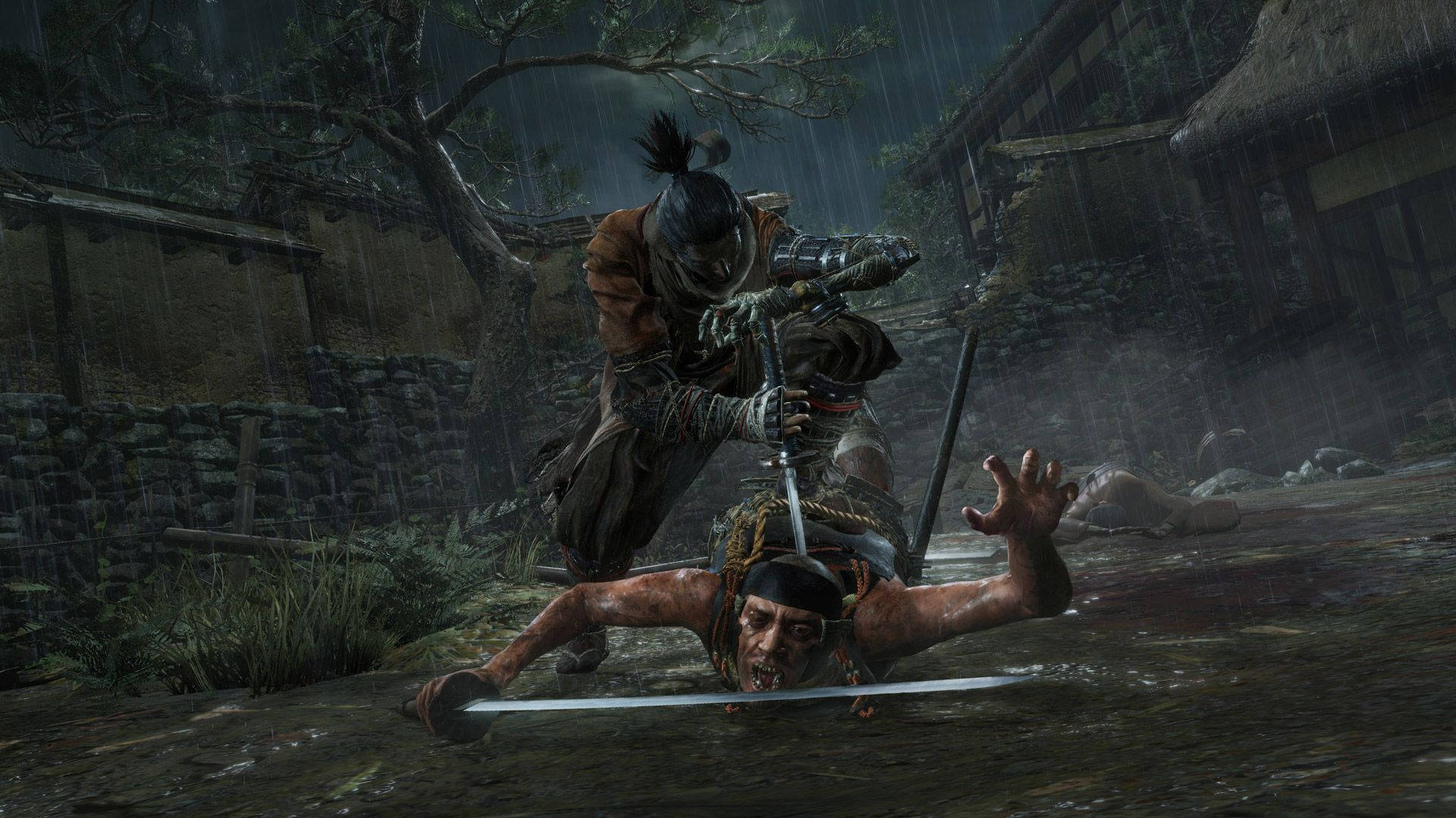 武士戰士在雨中的日本村莊庭院中殺死敵人。 — 隻狼：暗影雙死 壁紙