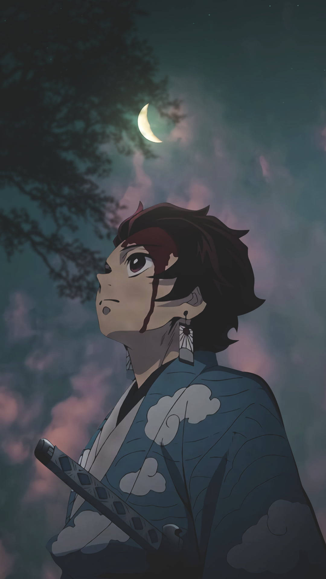 Demon Slayer Aesthetic 桌布 壁紙 — 一位身穿雲紋和服的年輕動漫戰士，仰望被黑暗樹枝框住的彎月，背景是暮色天空。