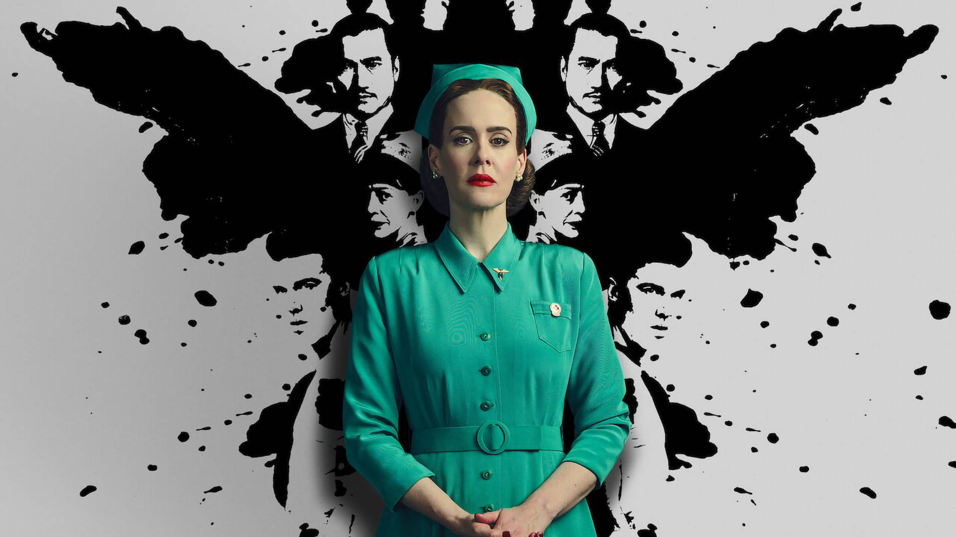 Ratched 桌布 壁紙 — 一位身穿青綠色1950年代連衣裙的女性站在黑色墨水飛濺背景前，背景中重複出現男性面孔。