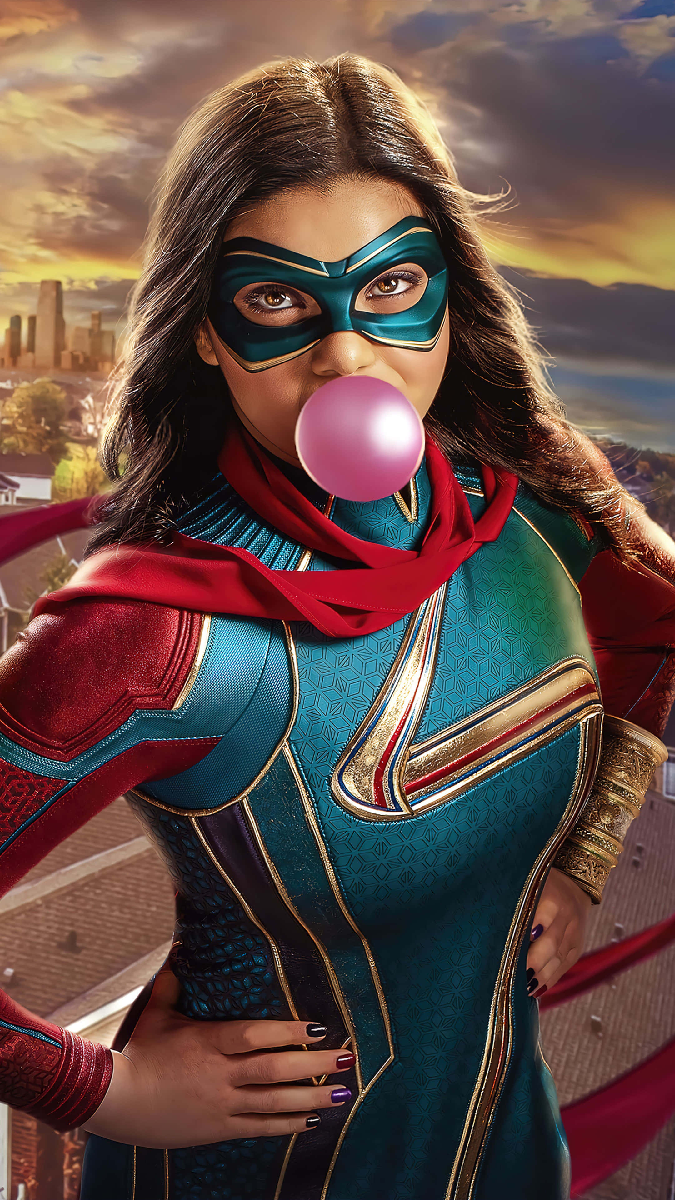 4K Marvel's Avengers 桌布 壁紙 — 一位身穿青綠色和紅色套裝的女超級英雄在日落城市景觀背景下吹出粉紅色泡泡糖泡泡。