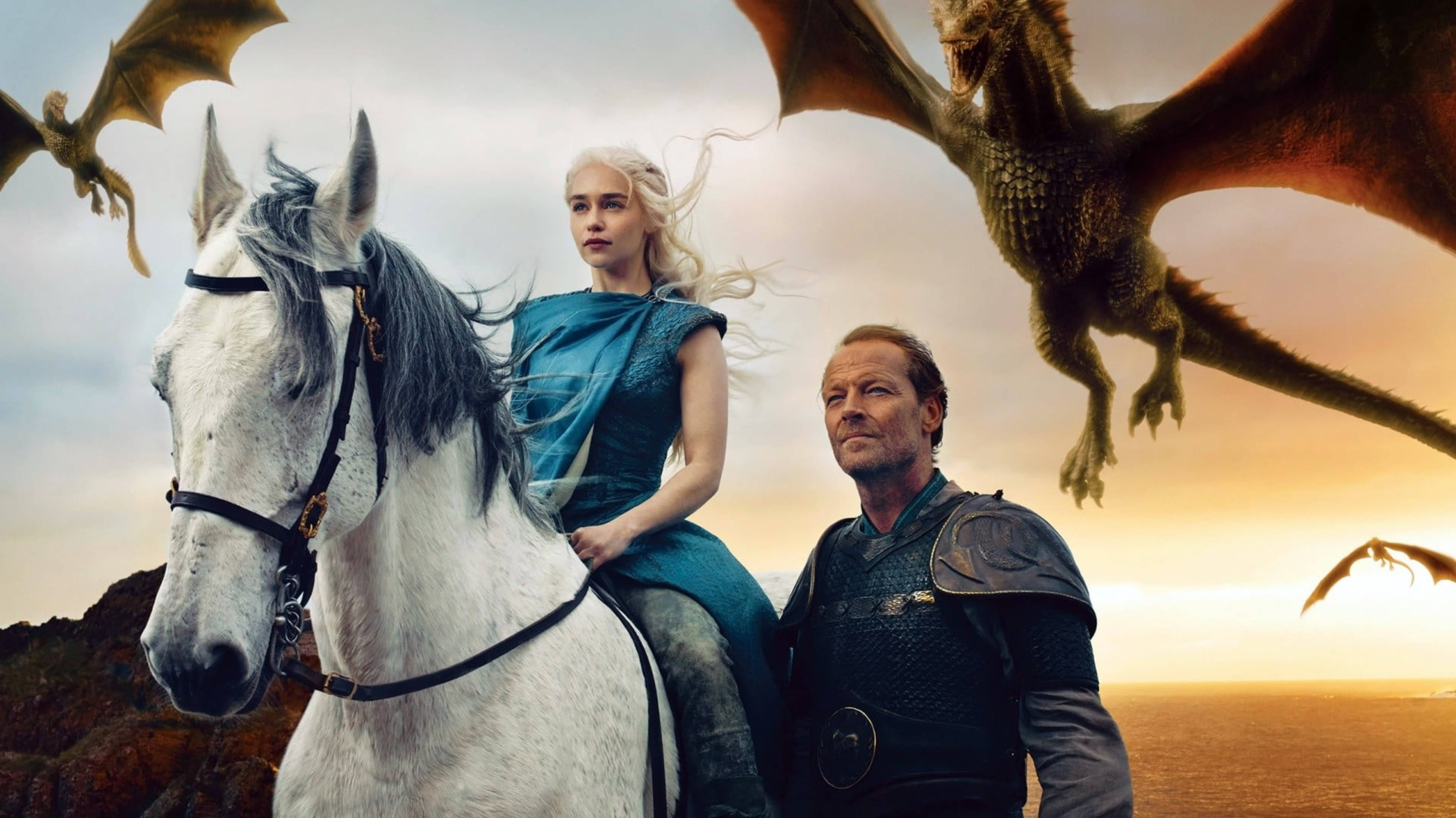 daenerys 桌布 壁紙 — 一位身穿青綠色衣服的女子騎著白馬，旁邊有一位身穿盔甲的男子，巨龍在金色夕陽天空中翱翔。