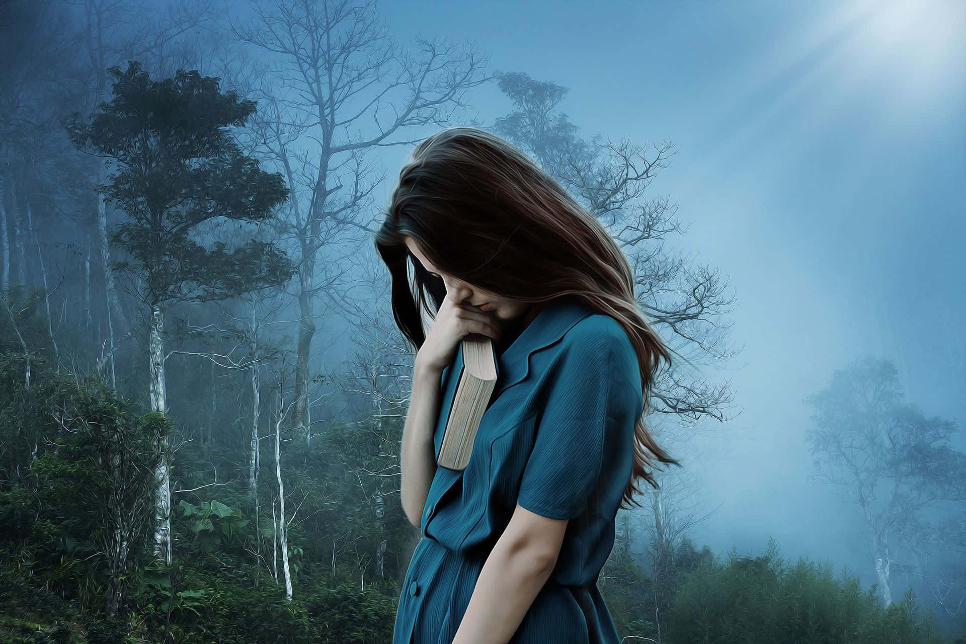 Lonely Girl 桌布 壁紙 — 一位身穿青綠色連衣裙的女性在薄霧籠罩的森林中，在柔和的藍光下用一本書遮住臉。