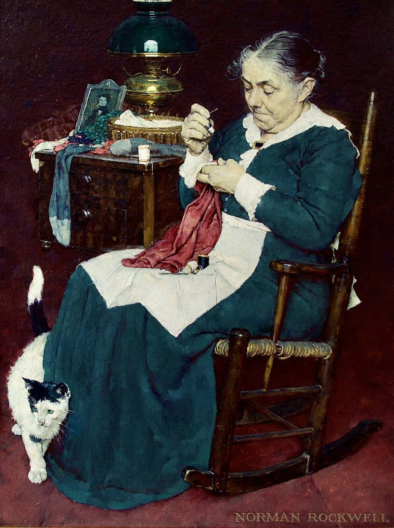 Norman Rockwell 桌布 壁紙 — 一位身穿青綠色連衣裙的老婦人坐在木搖椅上編織紅色布料，一隻黑白貓在她旁邊觀看。