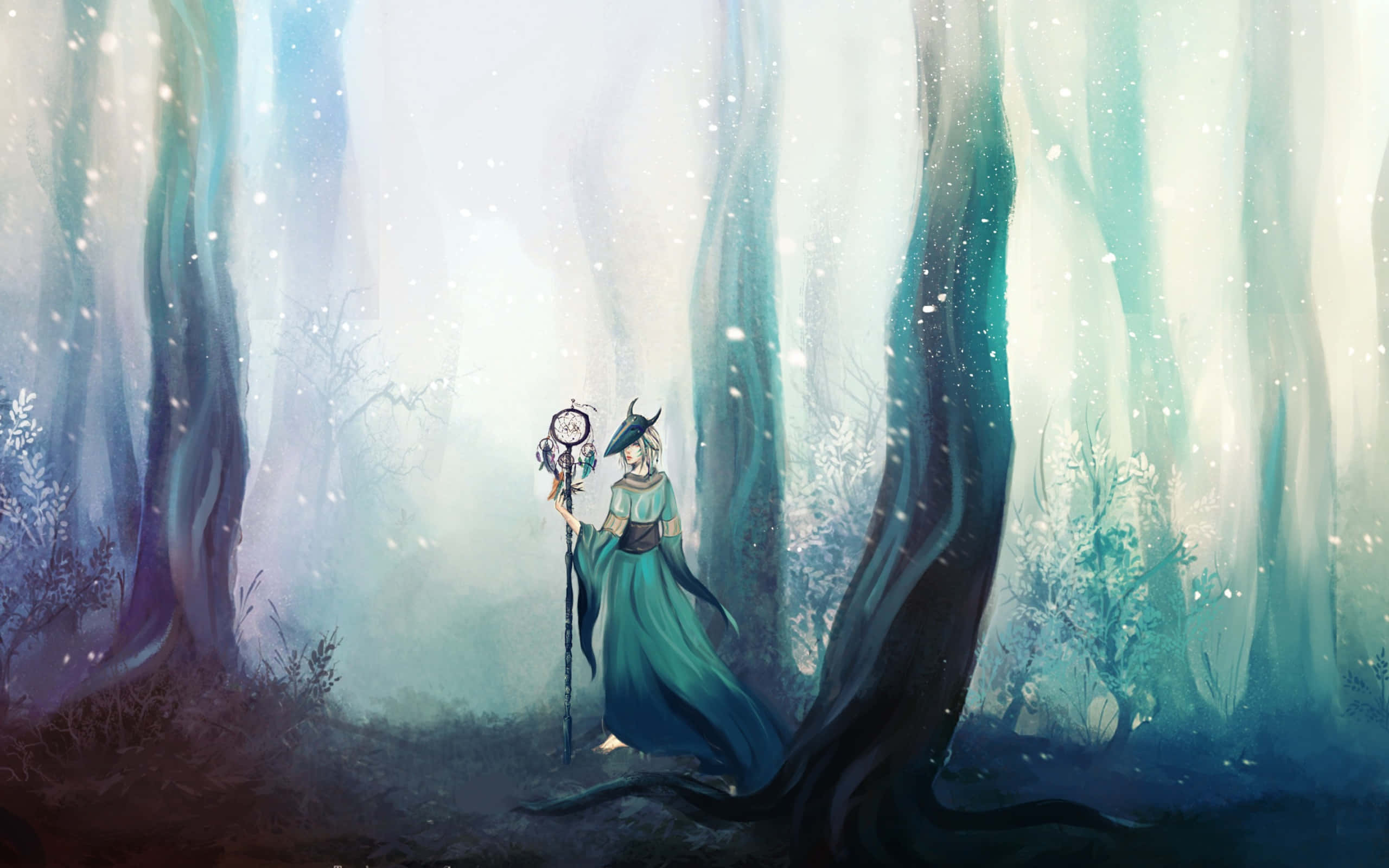 Fairy Forest 桌布 壁紙 — 一位身穿青綠色長袍的孤獨女巫，站在一座魔法森林中高聳、霧氣繚繞的樹木之間，森林散發著柔和的藍色和綠色光芒。