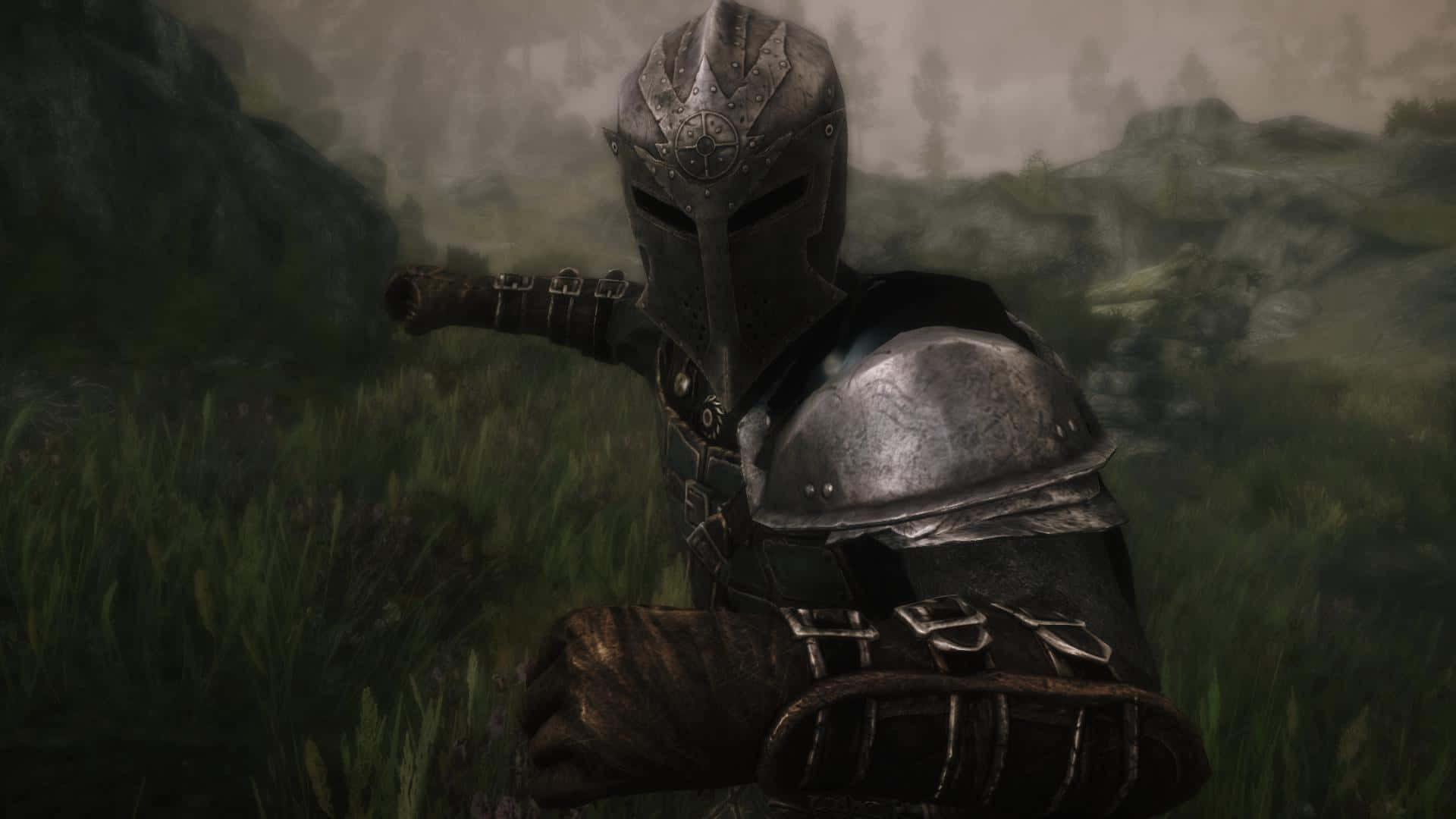 Skyrim Dawnguard 桌布 壁紙 — 一位身穿風化銀色盔甲的騎士站在迷霧森林的空地中，手持一把劍。