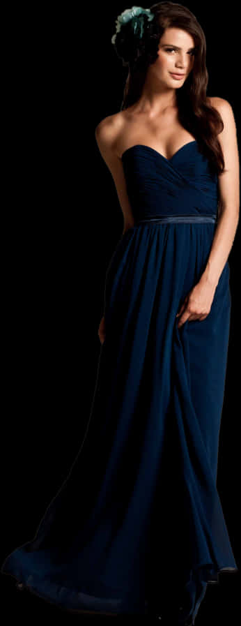 clothing 桌布 壁紙 — 一位身穿飄逸海軍藍無肩帶禮服的女性，在純黑背景前優雅擺姿勢，頭戴花卉髮飾。