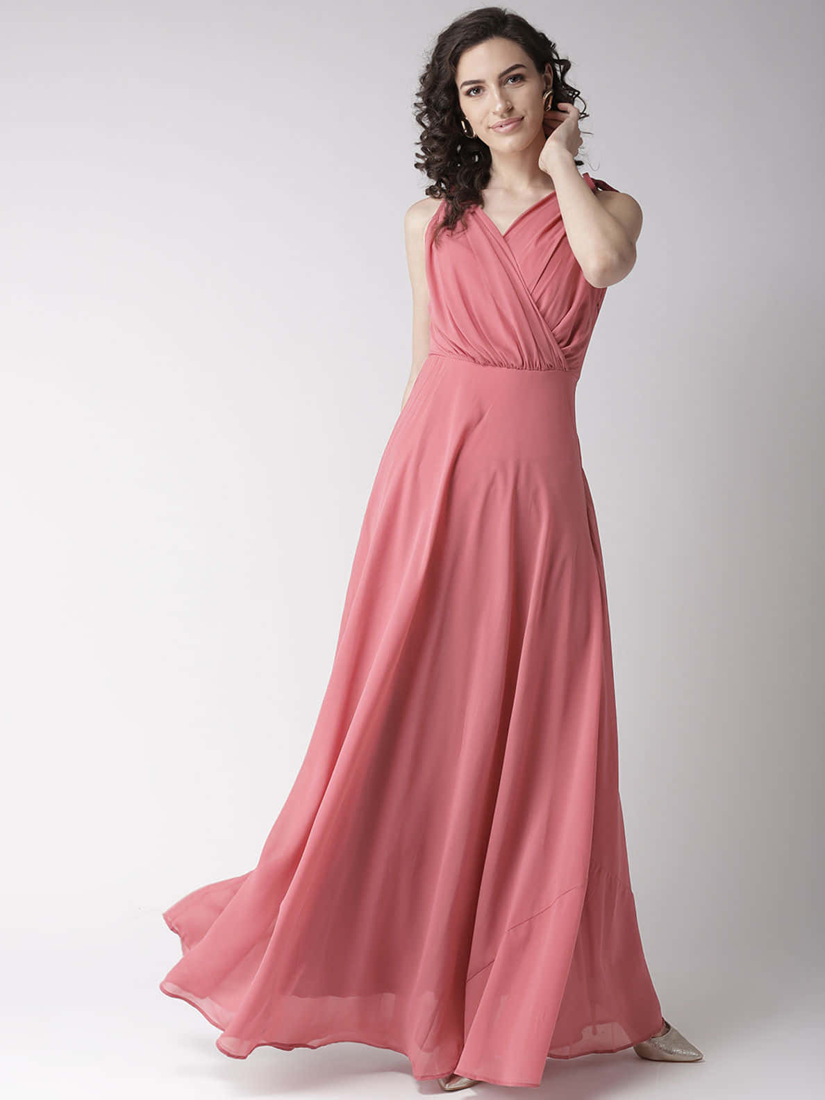 Long Dress 桌布 壁紙 — 一位身穿飄逸粉紅色長裙的女性，在純白色攝影棚背景前優雅地擺姿勢。