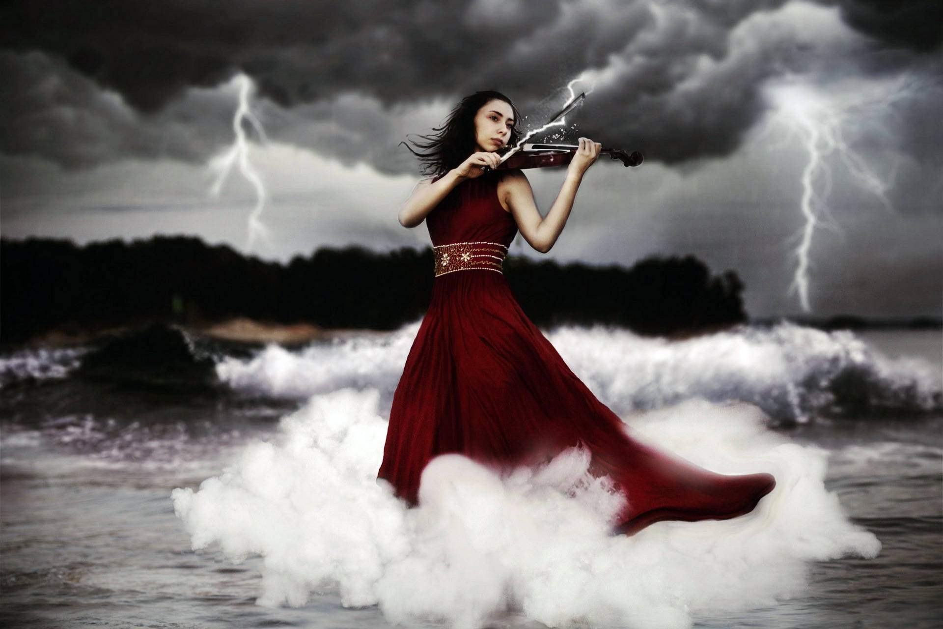 奇幻藝術 桌布 壁紙 — 一位身穿飄逸紅裙的女子在暴風雲上拉小提琴，閃電劃過波濤洶湧的大海。