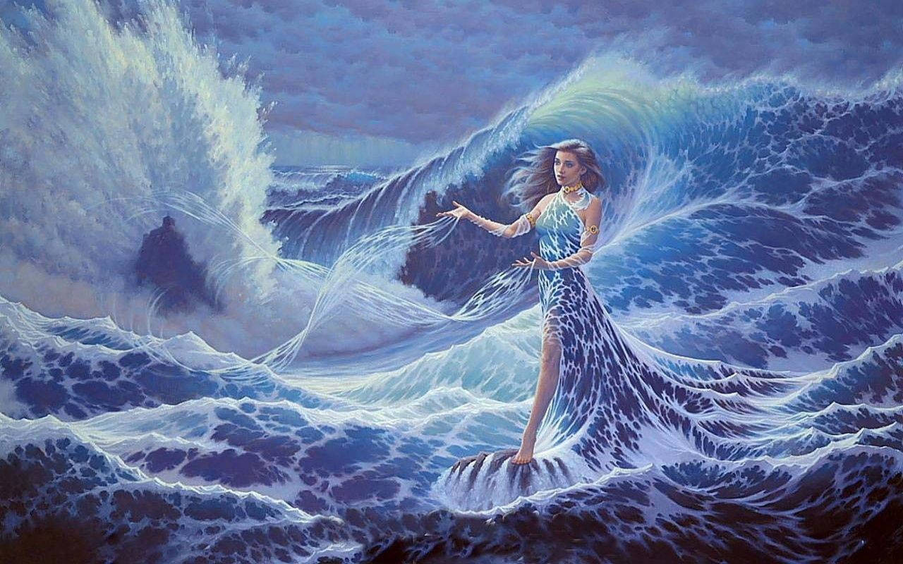 美人魚 桌布 壁紙 — 一位身穿飄逸藍色長袍的女性站在海浪頂端，雙臂伸展，洶湧的海水在她周圍旋轉，天空風暴密佈。