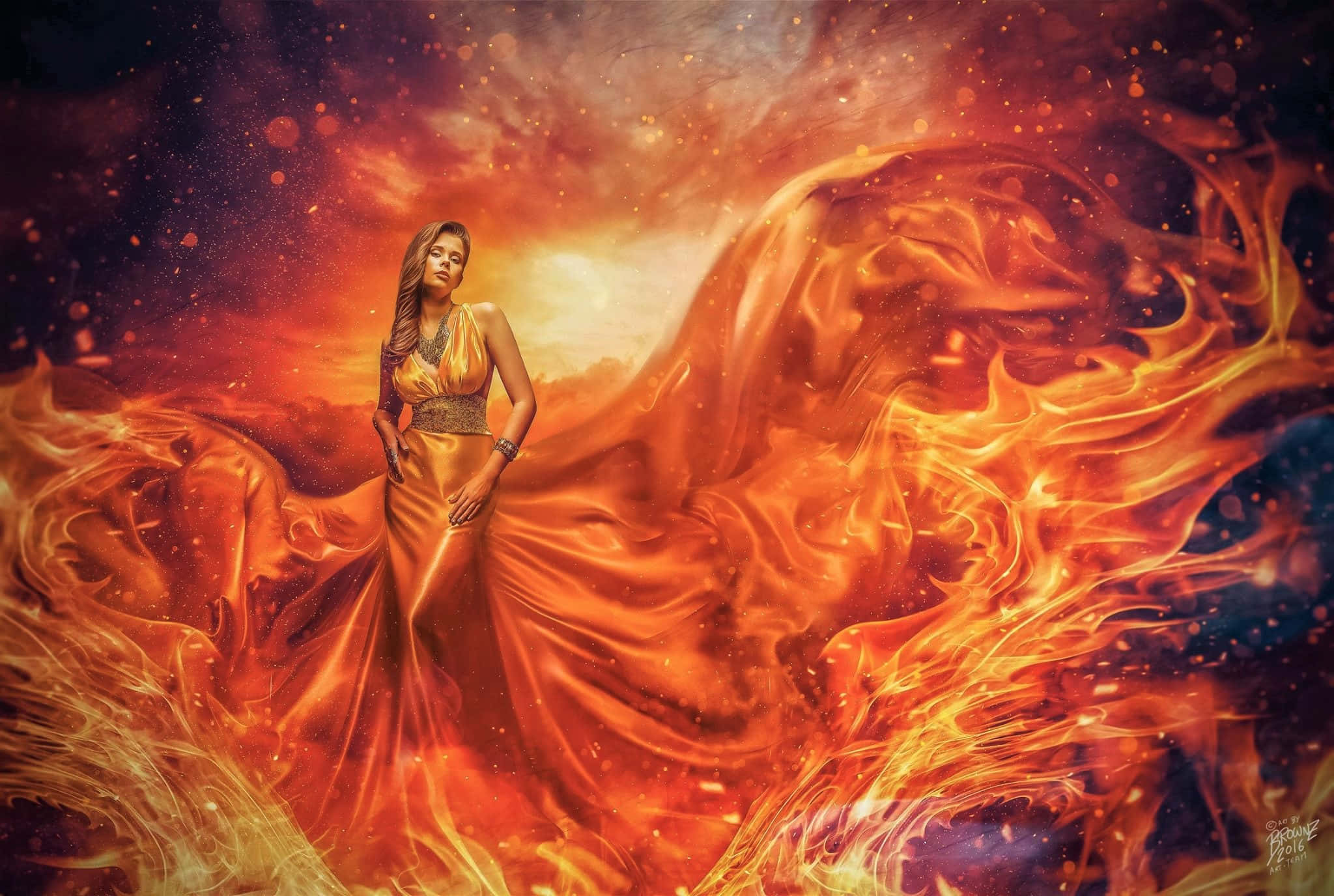 Fiery 桌布 壁紙 — 一位身穿飄逸金色長袍的女子，站在旋轉的烈焰之中，背景是戲劇性的橙紅色天空。