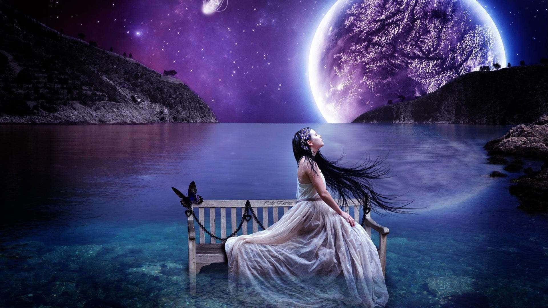 月光 桌布 壁紙 — 一位身穿飄逸長裙的女子坐在寧靜水中的長椅上，頭頂是巨大的紫色行星和星空。