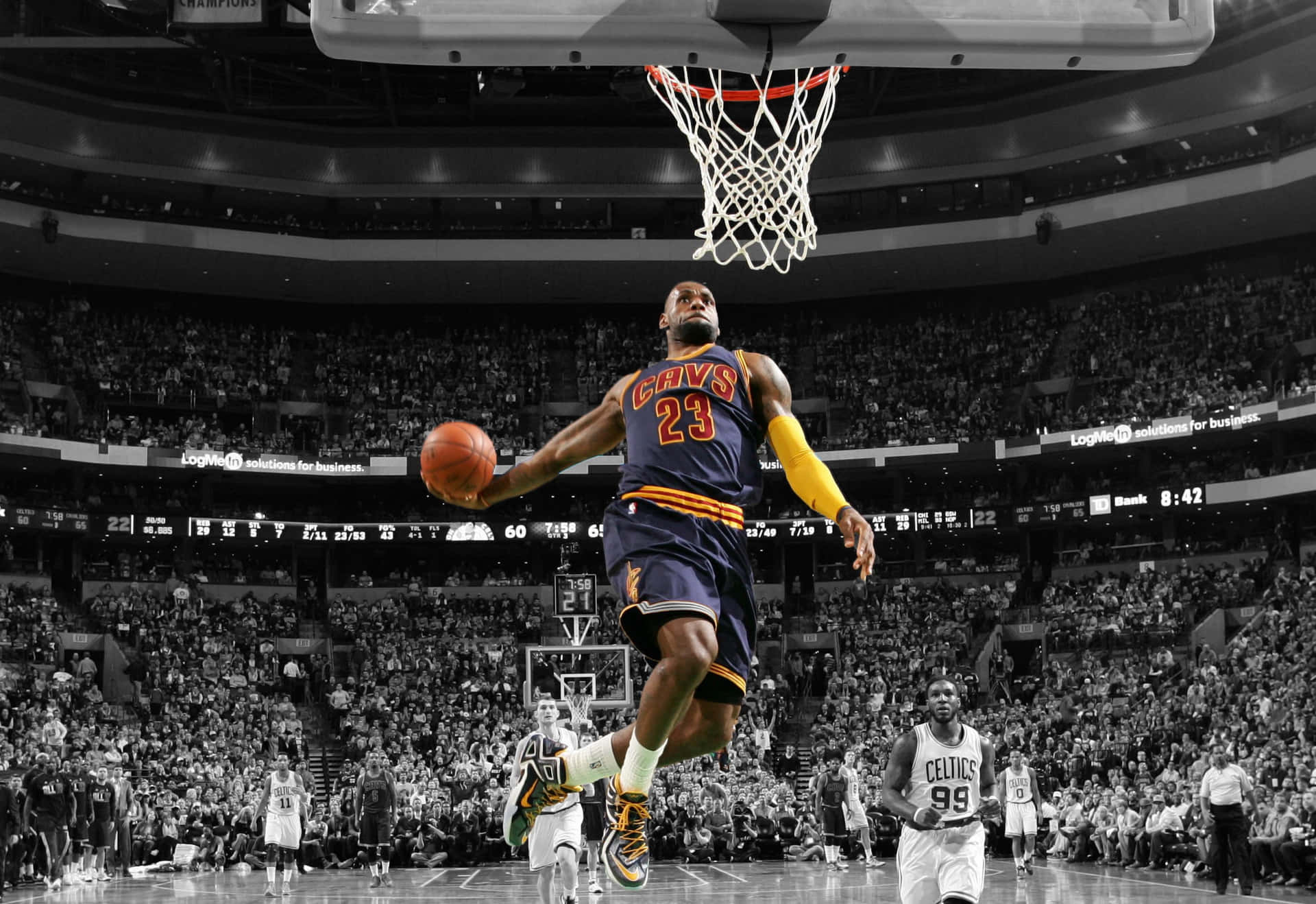 職業籃球運動員在比賽中灌籃，背景有觀眾。 — NBA 壁紙