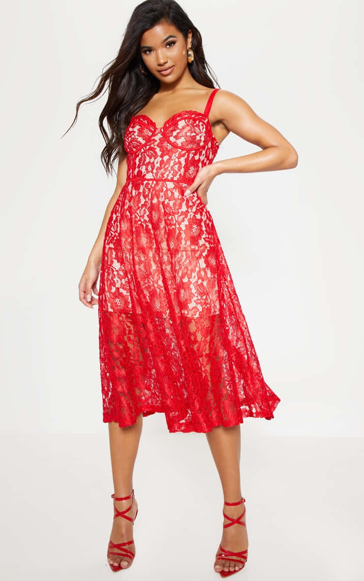 Red Lace Dress 桌布 壁紙 — 一位身穿鮮紅色蕾絲連衣裙和相配高跟鞋的女性在純白色背景前自信地擺姿勢。