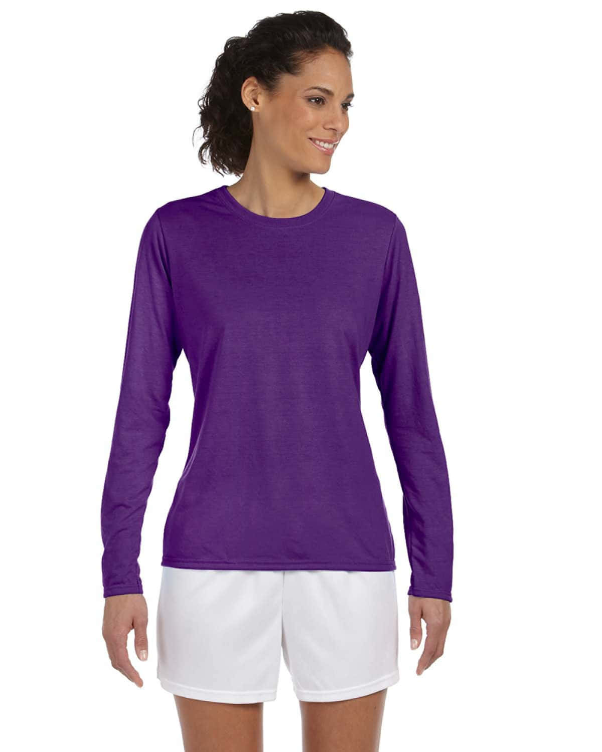 Purple Shirt 桌布 壁紙 — 一位身穿鮮紫色長袖襯衫和白色短褲的女性在純白背景上溫柔微笑。