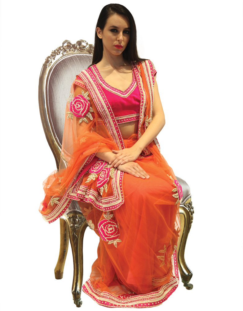 Saree 桌布 壁紙 — 一位身穿鮮豔橙色和粉紅色刺繡長裙的女性，端坐在華麗的銀色椅子上，背景是純黑色。
