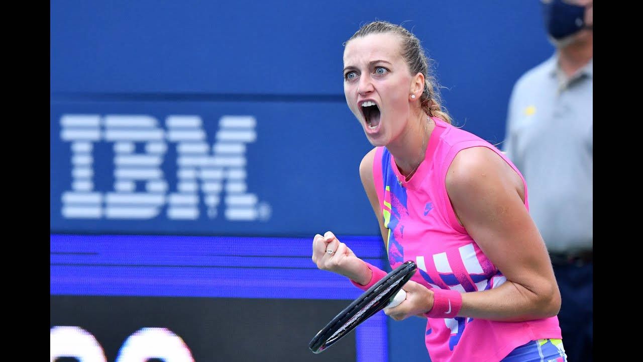 Tennis 桌布 壁紙 — 一位身穿鮮豔粉紅色服裝的女網球運動員在藍色球場上高舉球拍，發出勝利的吶喊。