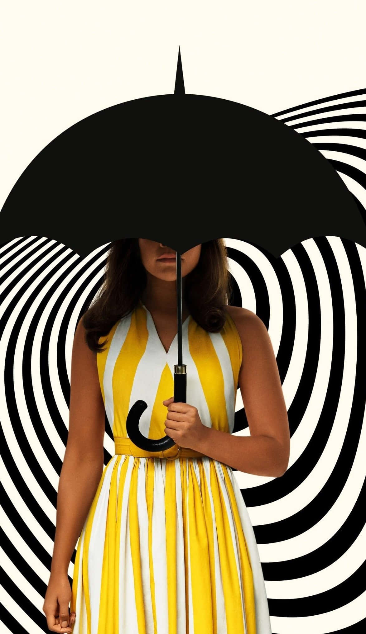 Umbrella 桌布 壁紙 — 一位身穿黃白條紋連衣裙的女性，手持一把黑色雨傘遮住臉龐，背景是催眠般的黑白螺旋圖案。