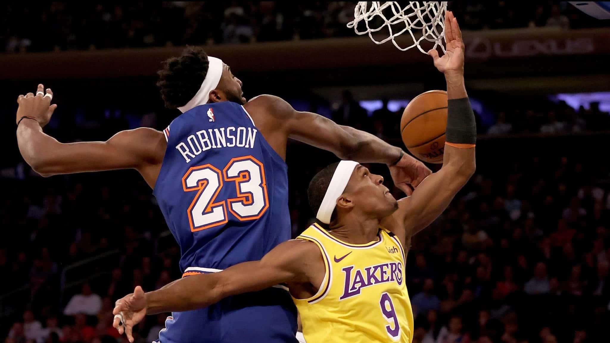 NBA 桌布 壁紙 — 一位身穿黃色9號球衣的湖人球員跳向籃框，而一位身穿藍色23號球衣的尼克防守球員則試圖封阻投籃。