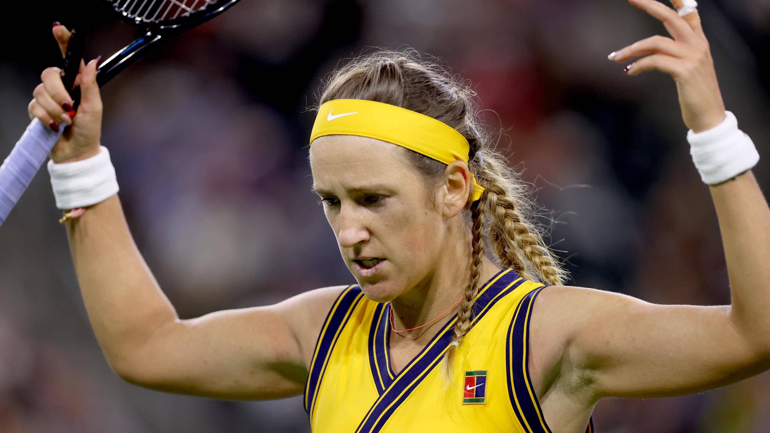 Athletic 桌布 壁紙 — 一位身穿黃色服裝的女網球運動員在比賽中高舉雙臂慶祝，手持球拍。