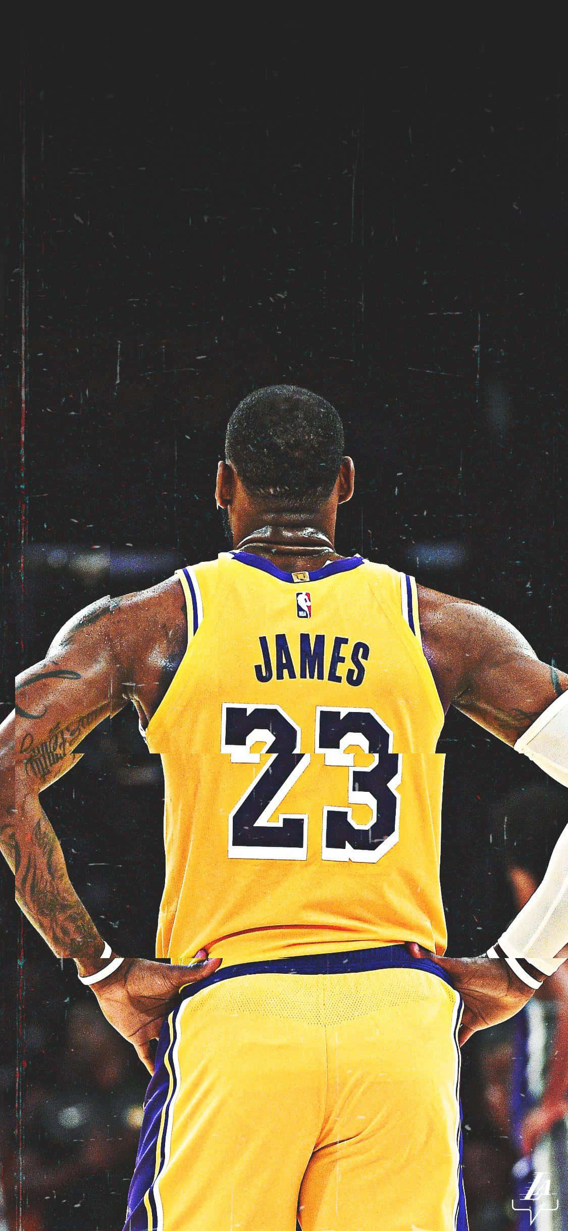 King LeBron James 桌布 壁紙 — 一位身穿黃色湖人隊23號球衣的籃球運動員，在明亮的場館燈光下，雙手叉腰背對鏡頭站立。
