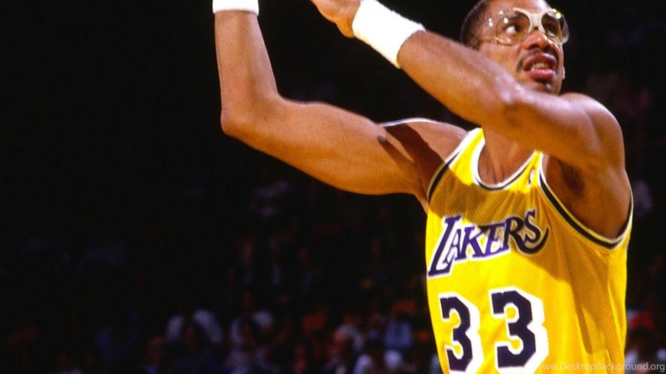 Kareem 桌布 壁紙 — 一位身穿黃色湖人隊33號球衣的籃球運動員在明亮的場館燈光下投籃。