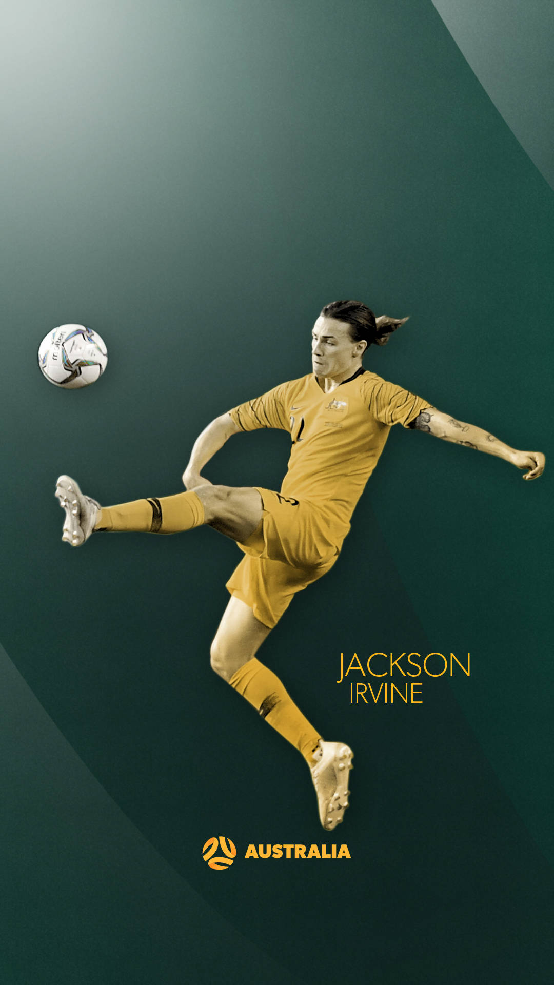 Football Players 桌布 壁紙 — 一位身穿黃色球衣的女足球員在深綠色漸變背景前凌空踢球。