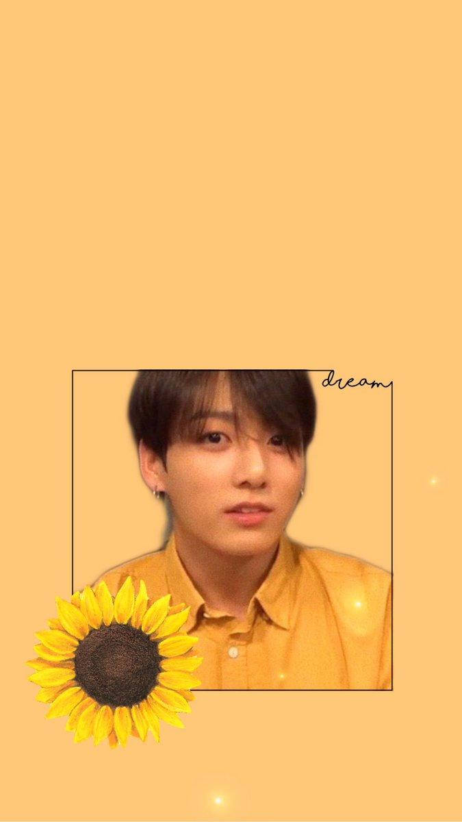 Jungkook Aesthetic 桌布 壁紙 — 一位身穿黃色襯衫的年輕男子，被向日葵和柔和的金色背景框住，並帶有「夢想」一詞。