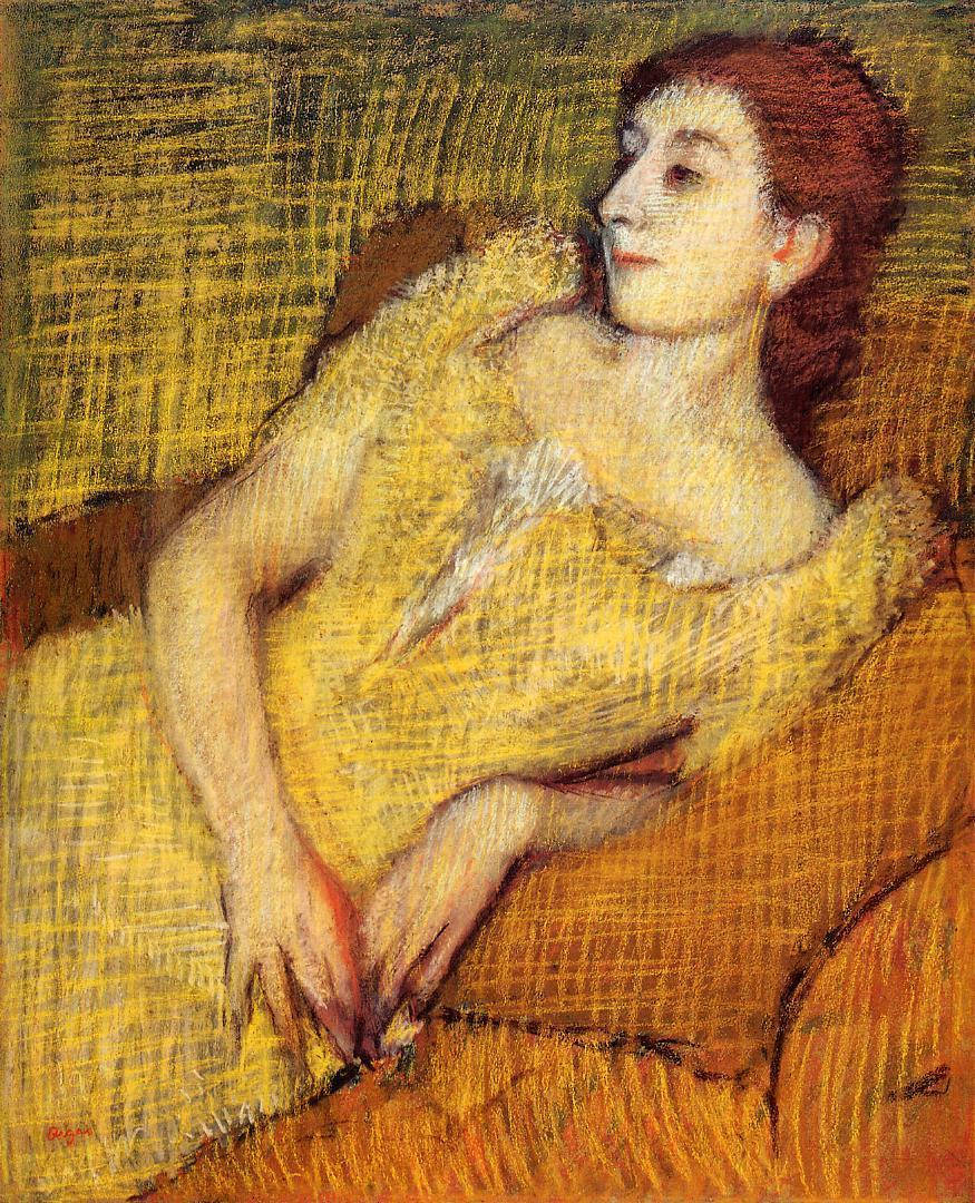 Degas 桌布 壁紙 — 一位身穿黃色連衣裙的女性躺在一張有紋理的沙發上，這是一幅帶有可見筆觸的柔和粉彩畫。