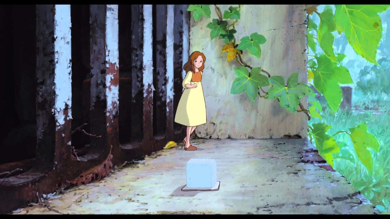 The Secret World Of Arrietty 桌布 壁紙 — 一位身穿黃色連衣裙的小女孩站在一個長滿苔蘚和常春藤的廢棄建築物內，地板上有一個發光的立方體。