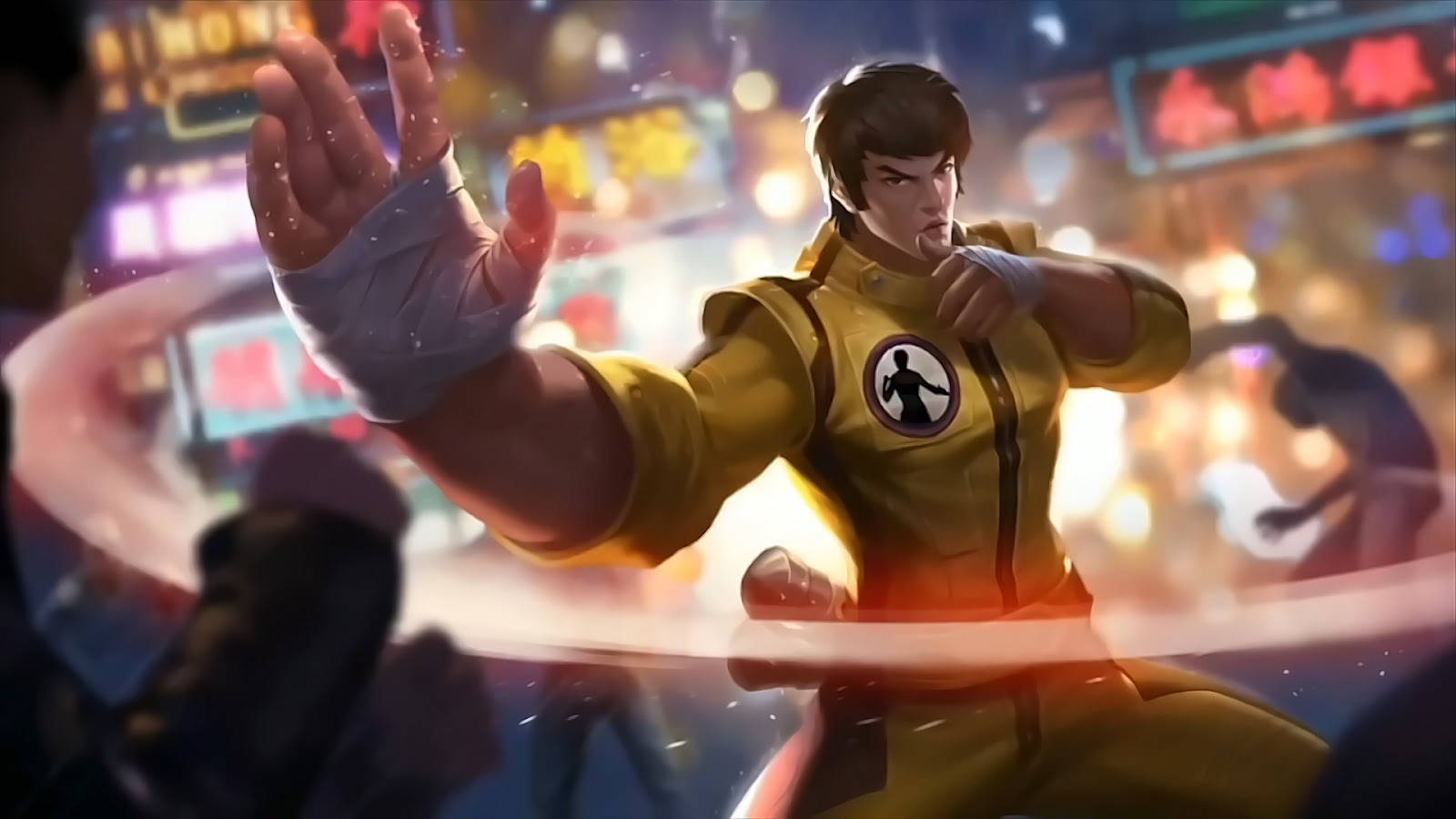 Mobile Legends 動態圖 桌布 壁紙 — 一位身穿黃色道服的武術家，在霓虹招牌和模糊人群閃耀的都市夜景中擺好姿勢。