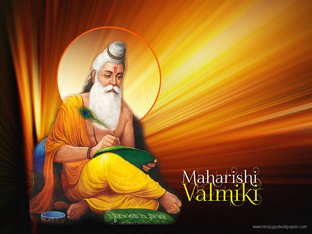 guru nanak dev ji 桌布 壁紙 — 一位身穿黃袍、光芒四射的Maharishi Valmiki，在金色光芒的背景前，用孔雀羽毛筆書寫神聖經文。