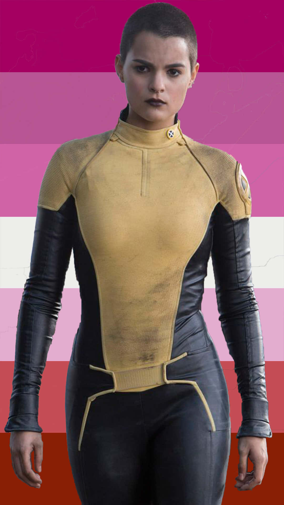 Negasonic Teenage Warhead 桌布 壁紙 — 一位身穿黃黑未來風格套裝的女性，站在大膽的粉紅、白、紅條紋背景前。