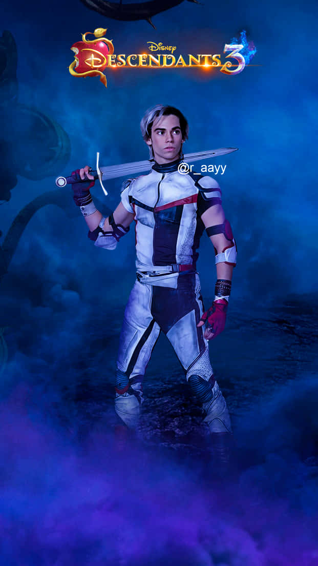 Disney Descendants 桌布 壁紙 — 一位身穿黑白服裝的年輕男子，在迷幻的藍色和紫色燈光下，站在Descendants 3標誌下，手持一把劍。