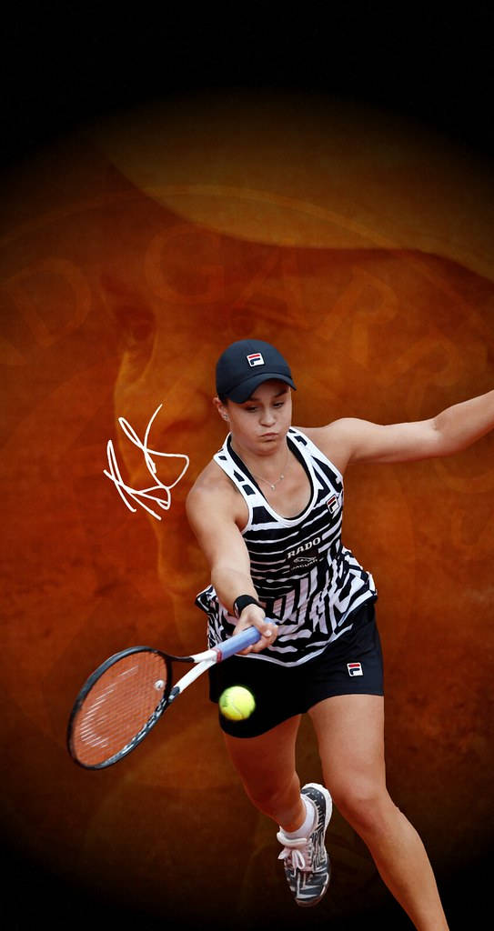 Ashleigh Barty 桌布 壁紙 — 一位身穿黑白裝備的女網球運動員揮動球拍，擊打一個黃色球，背景是溫暖的橙色抽象背景。