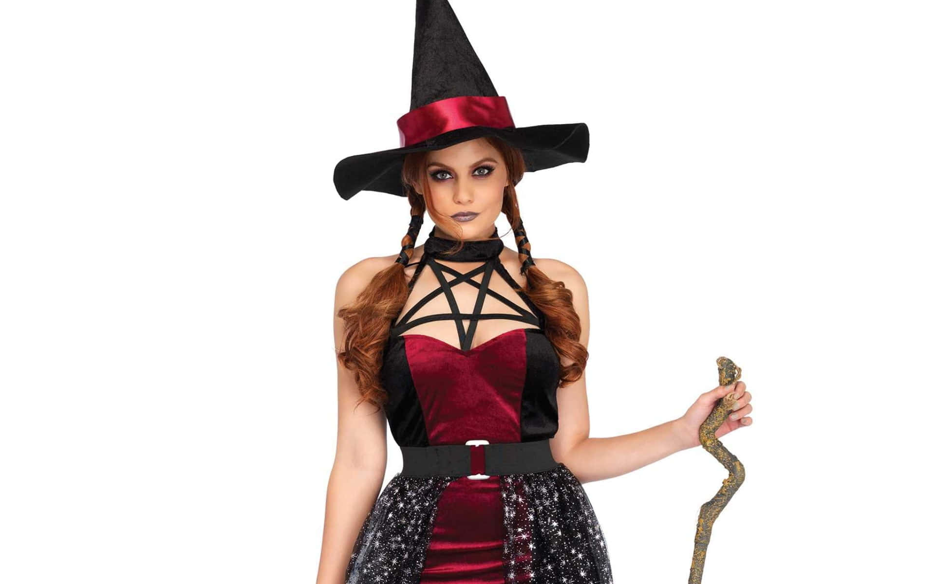 Halloween Costume 桌布 壁紙 — 一位身穿黑紅巫師服、辮子頭髮的女性，在白色背景前握著纏繞在法杖上的蛇。