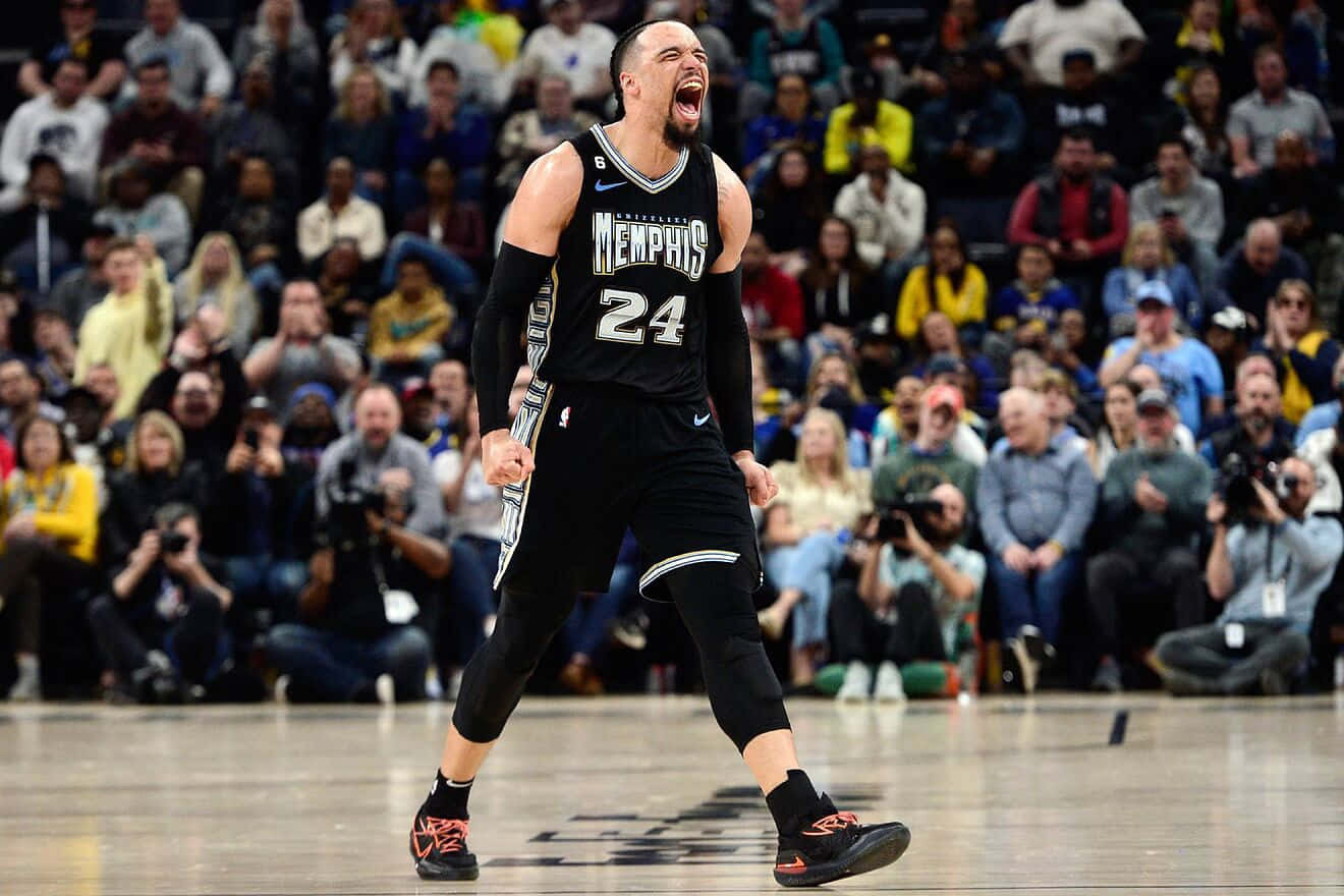 Dillon Brooks 桌布 壁紙 — 一位身穿黑色24號球衣的曼菲斯灰熊籃球運動員在球場上勝利咆哮，背景是人群。