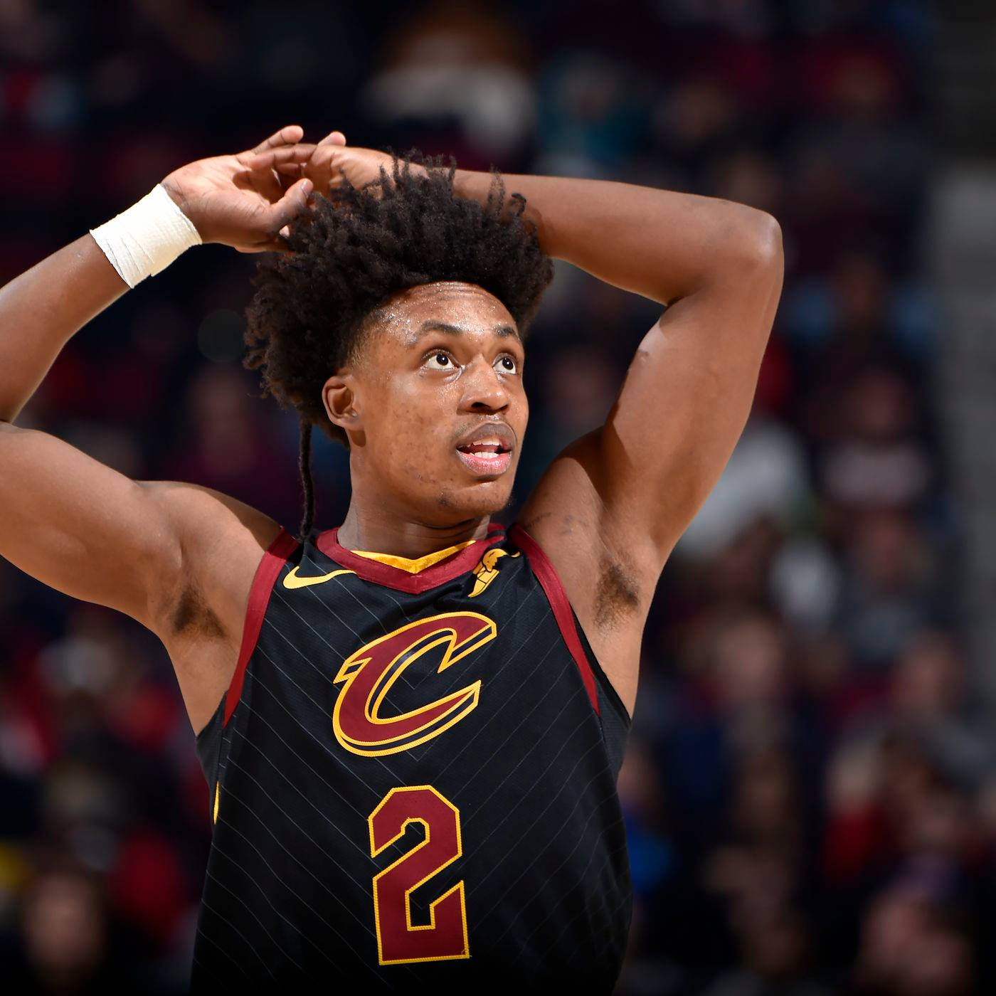 NBA 桌布 壁紙 — 一位身穿黑色克里夫蘭騎士隊2號球衣的籃球運動員在比賽中情緒激動，雙手舉到頭上。