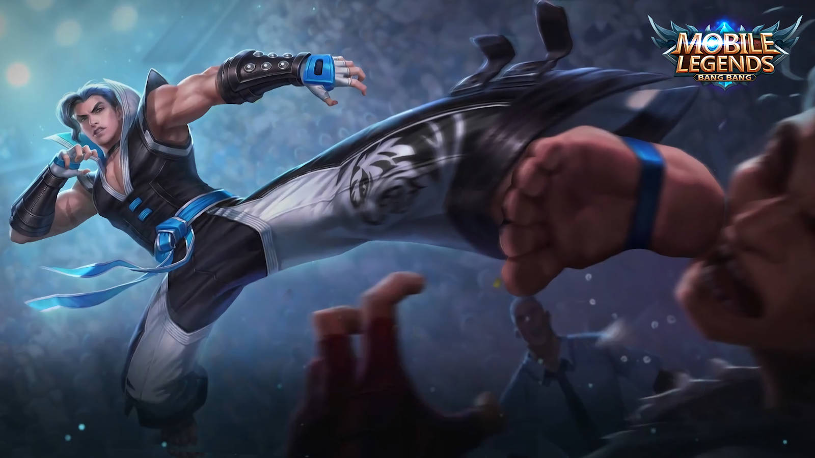 mobile legends logo 桌布 壁紙 — 一位身穿黑色和藍色盔甲的動態動漫戰士在半空中躍起，用發光的拳頭攻擊敵人，背景是霧氣瀰漫的藍色戰場。
