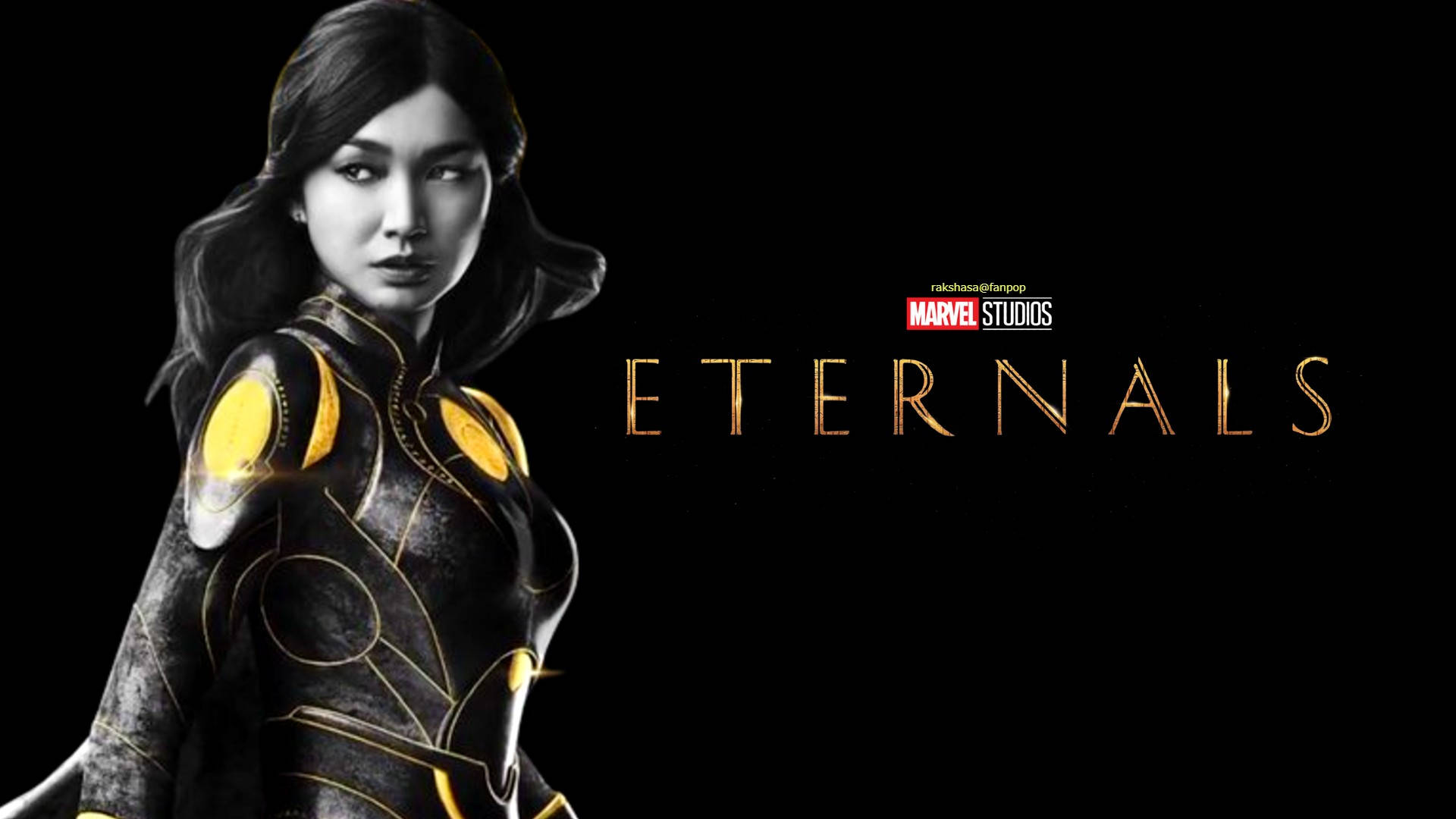 Eternals 桌布 壁紙 — 一位身穿黑色和金色盔甲的女性超級英雄站在黑暗背景前，Eternals 字樣閃耀著金色光芒。