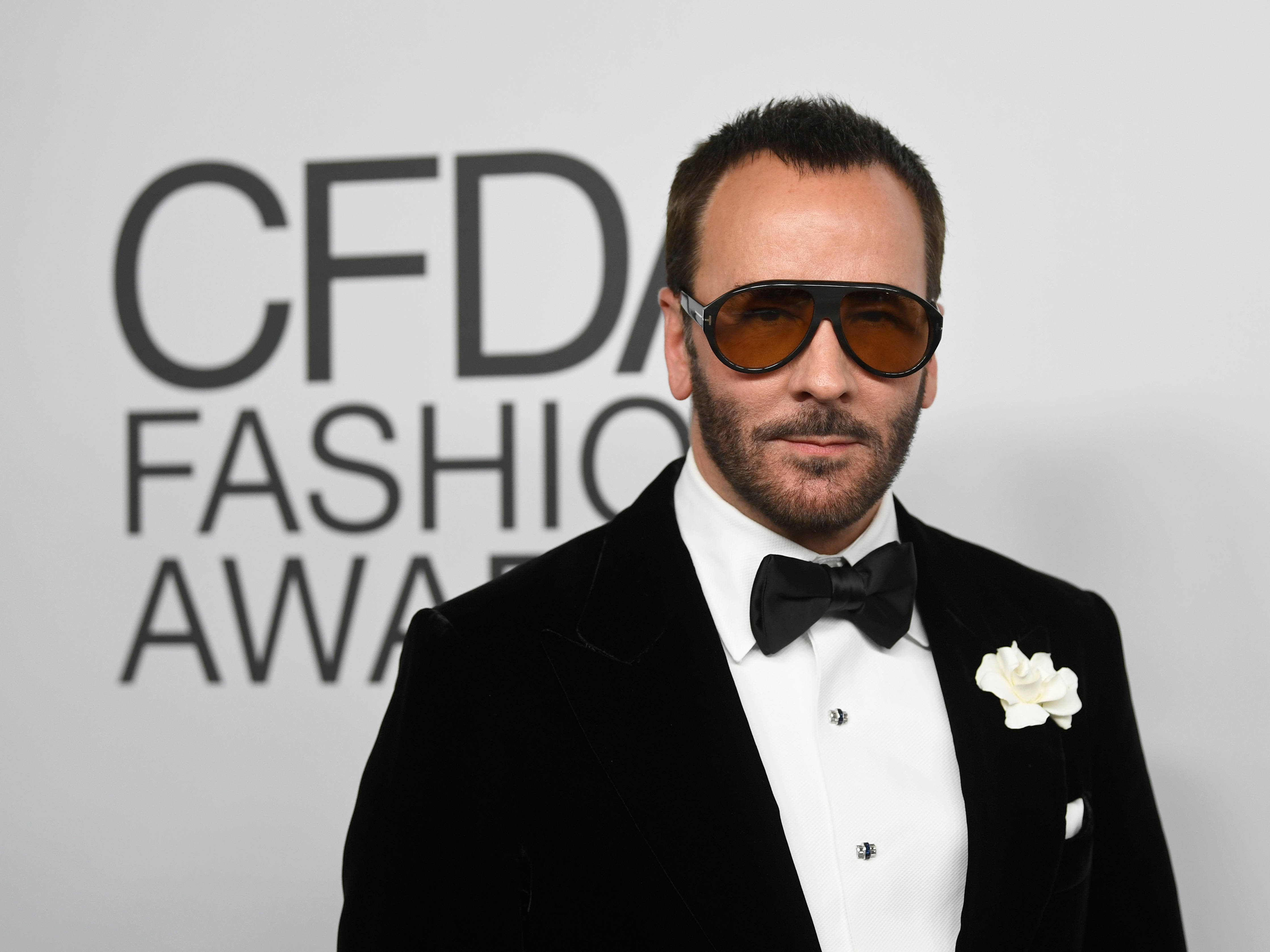 Celebrity 桌布 壁紙 — 一位身穿黑色天鵝絨禮服、佩戴白色玫瑰胸花和超大太陽眼鏡的男士在CFDA時尚大獎上擺姿勢。