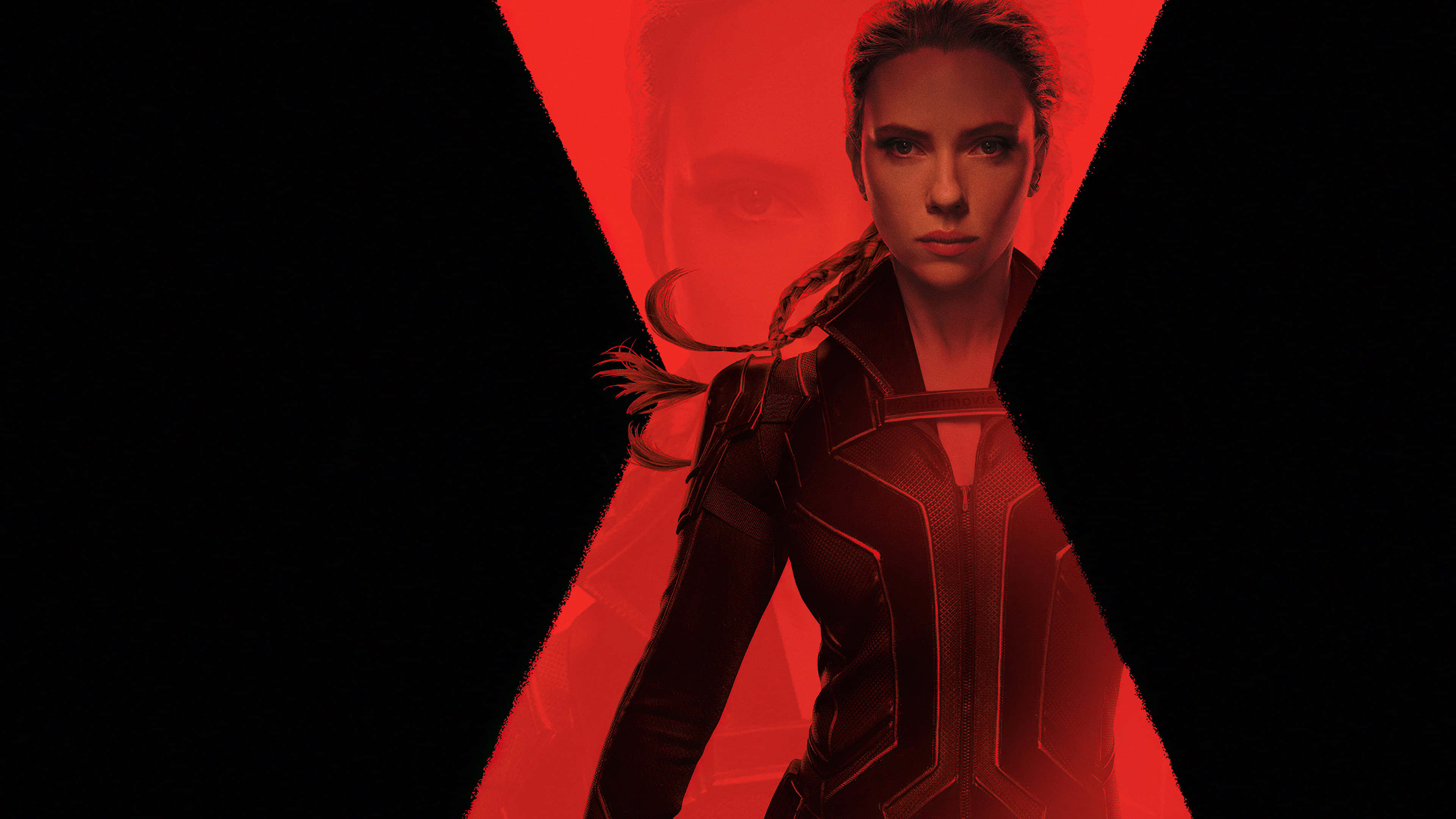 Natasha Romanoff 桌布 壁紙 — 一位身穿黑色戰術裝備的兇猛女性，在黑暗背景中由一個發光的紅色X框住。