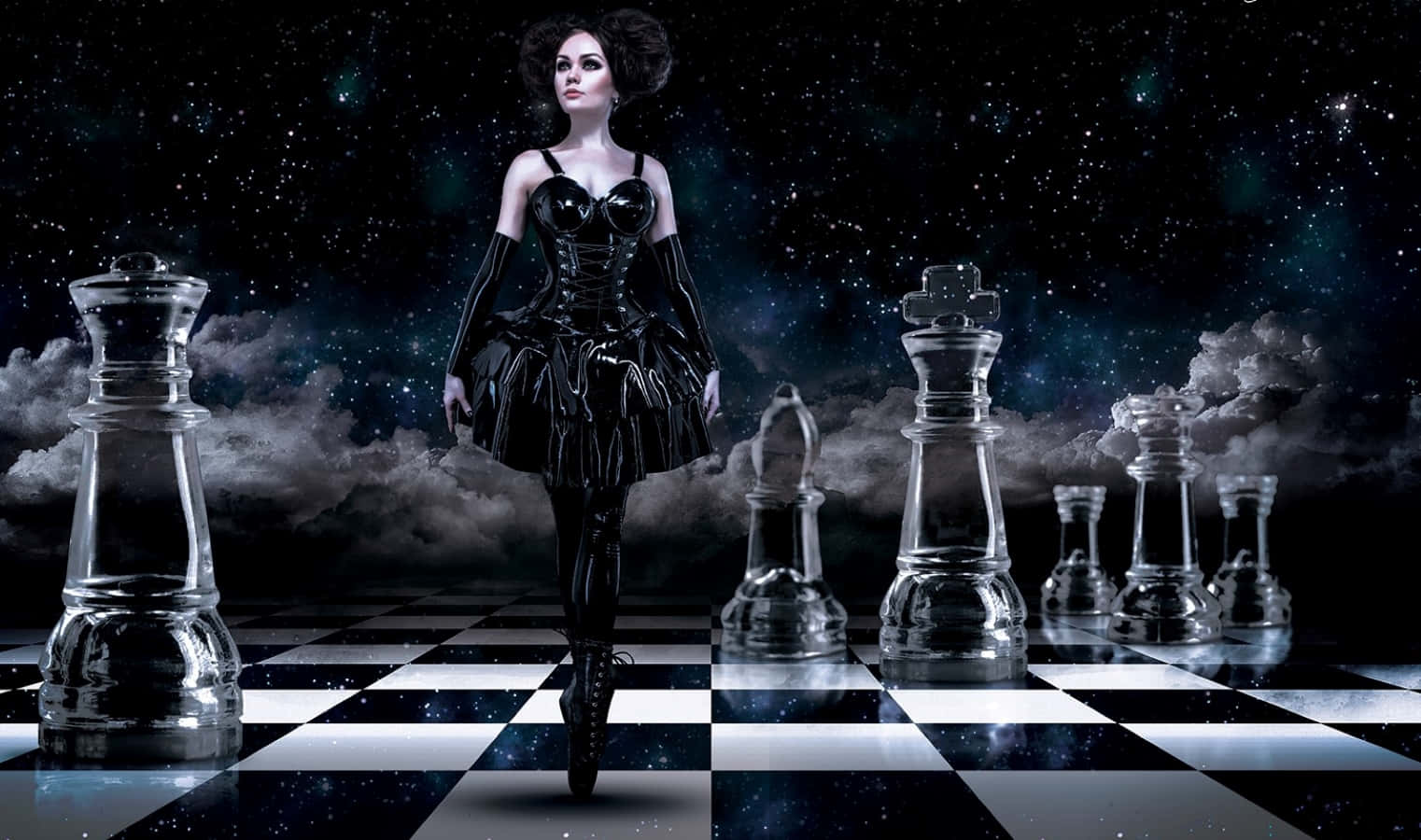 Dark Queen 桌布 壁紙 — 一位身穿黑色束身裙的女性站在一個巨大的棋盤上，棋盤上有玻璃棋子，背景是星空。